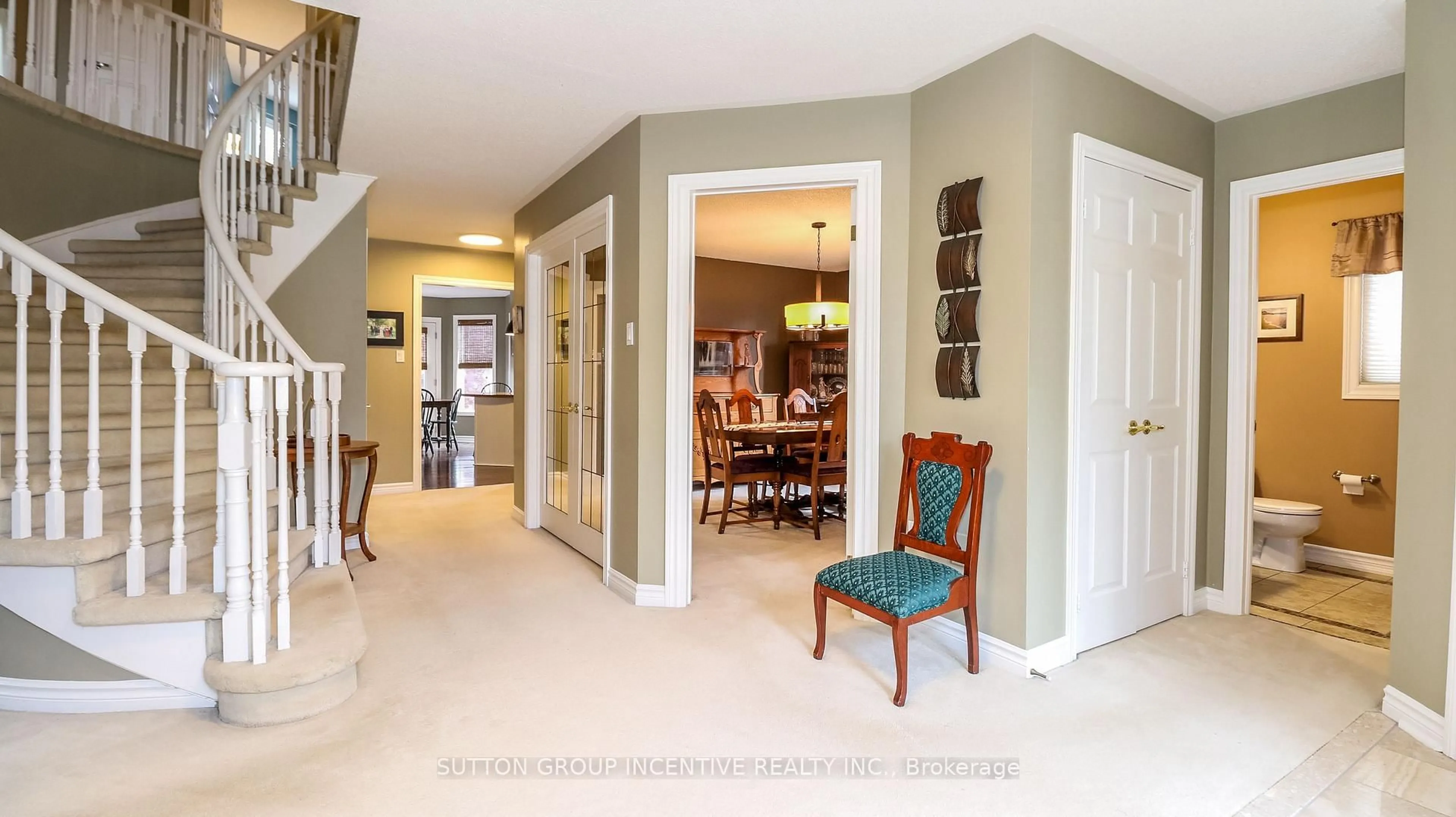 Indoor foyer for 69 Brushwood Cres, Barrie Ontario L4N 7G6