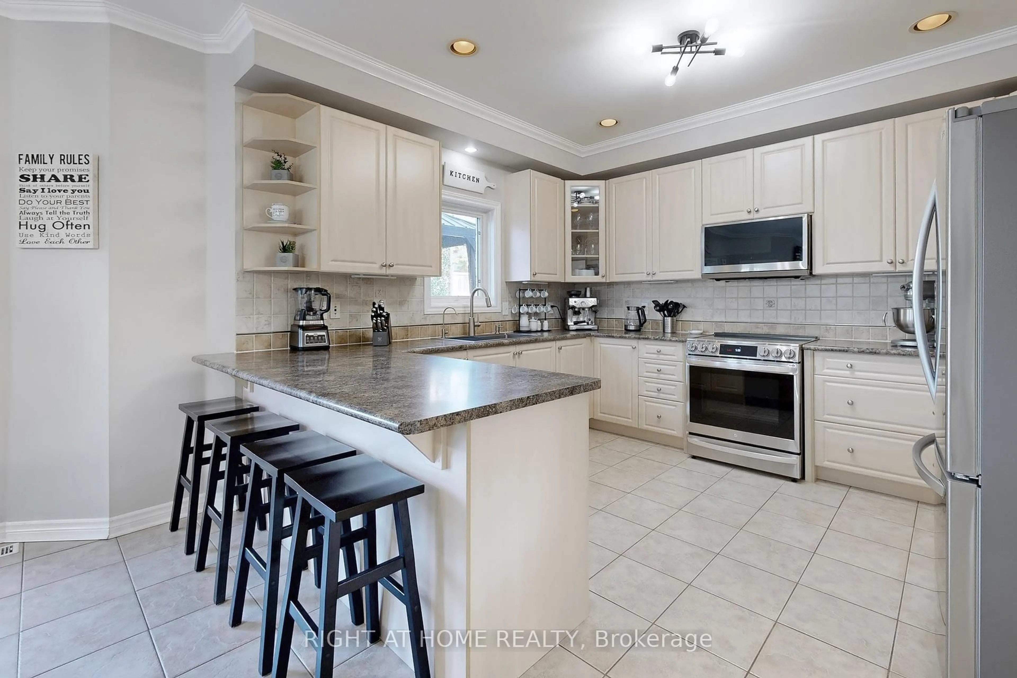 Open concept kitchen, ceramic/tile floor for 418 Mapleton Ave, Barrie Ontario L4N 0Z9