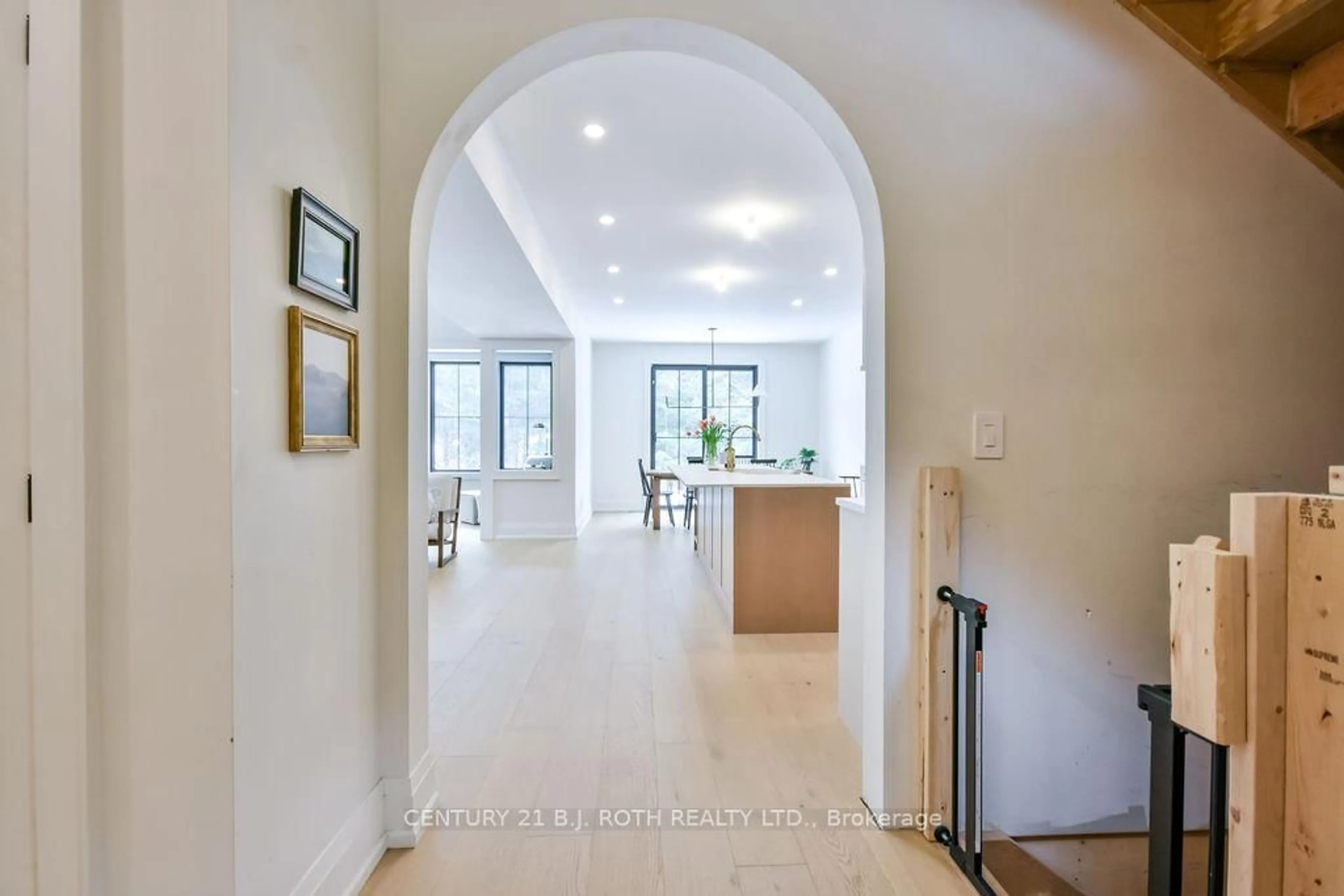 Indoor foyer for 4033 Boyd Rd, Severn Ontario L0K 2B0