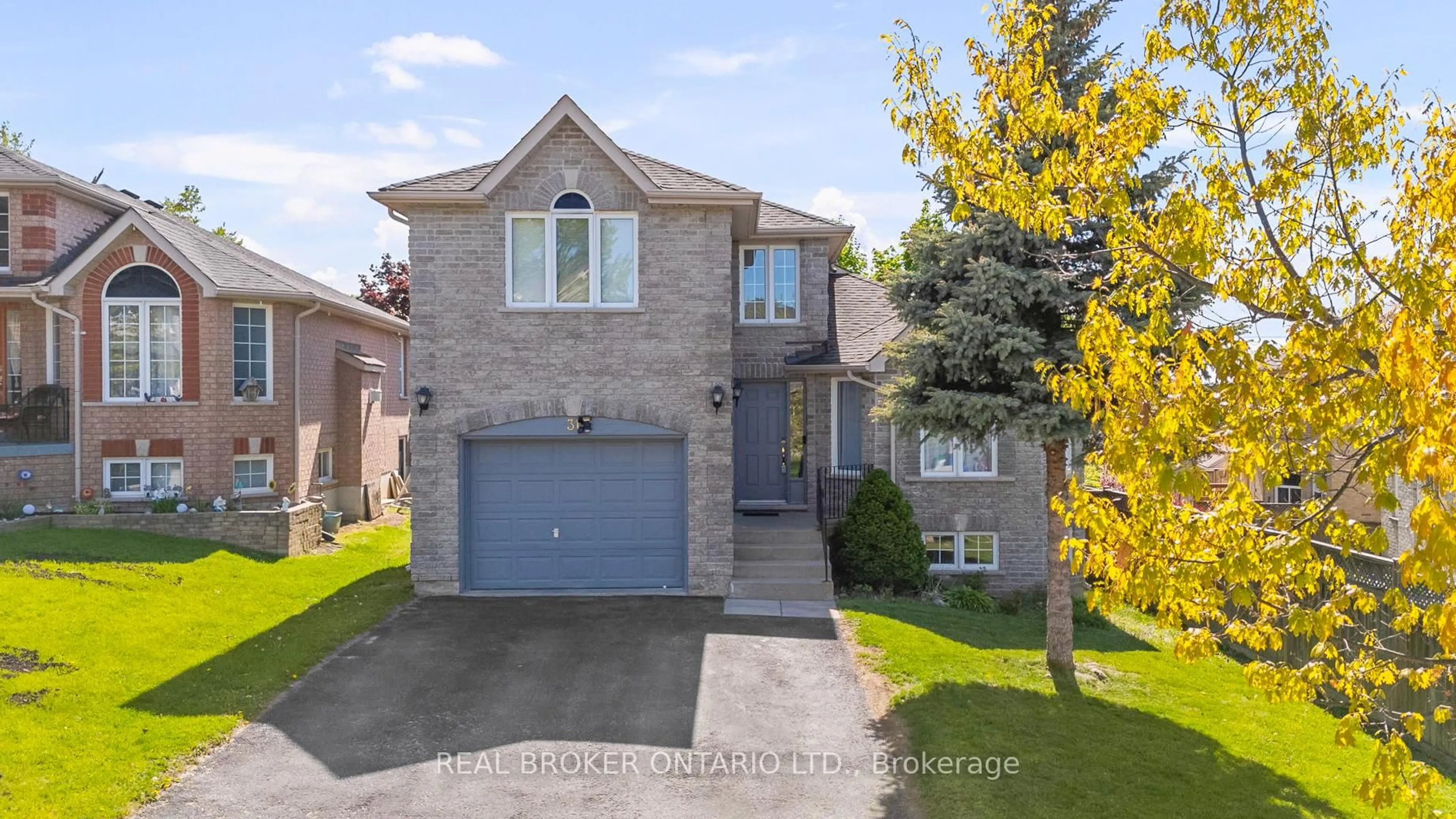 Home with brick exterior material, street for 31 Bell St, Barrie Ontario L4N 0J2