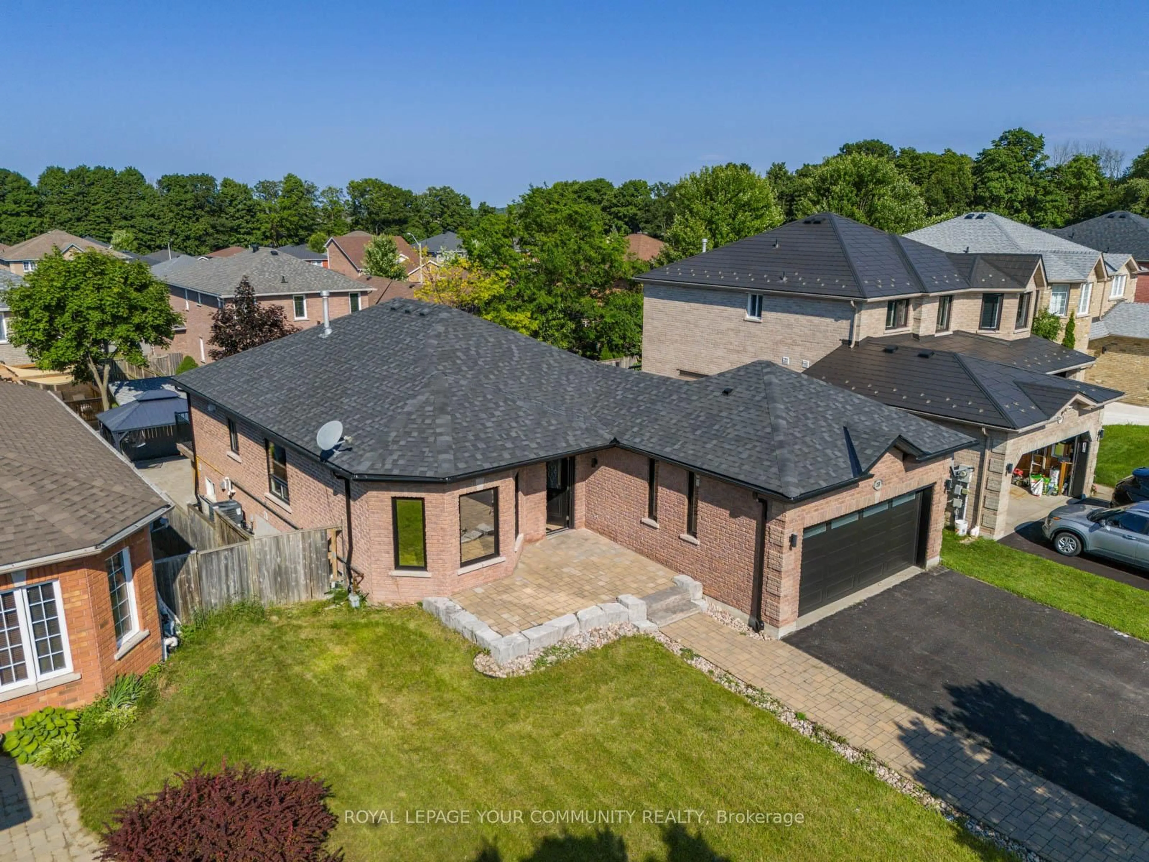 A pic from outside/outdoor area/front of a property/back of a property/a pic from drone, unknown for 258 Livingstone St, Barrie Ontario L4M 6N6