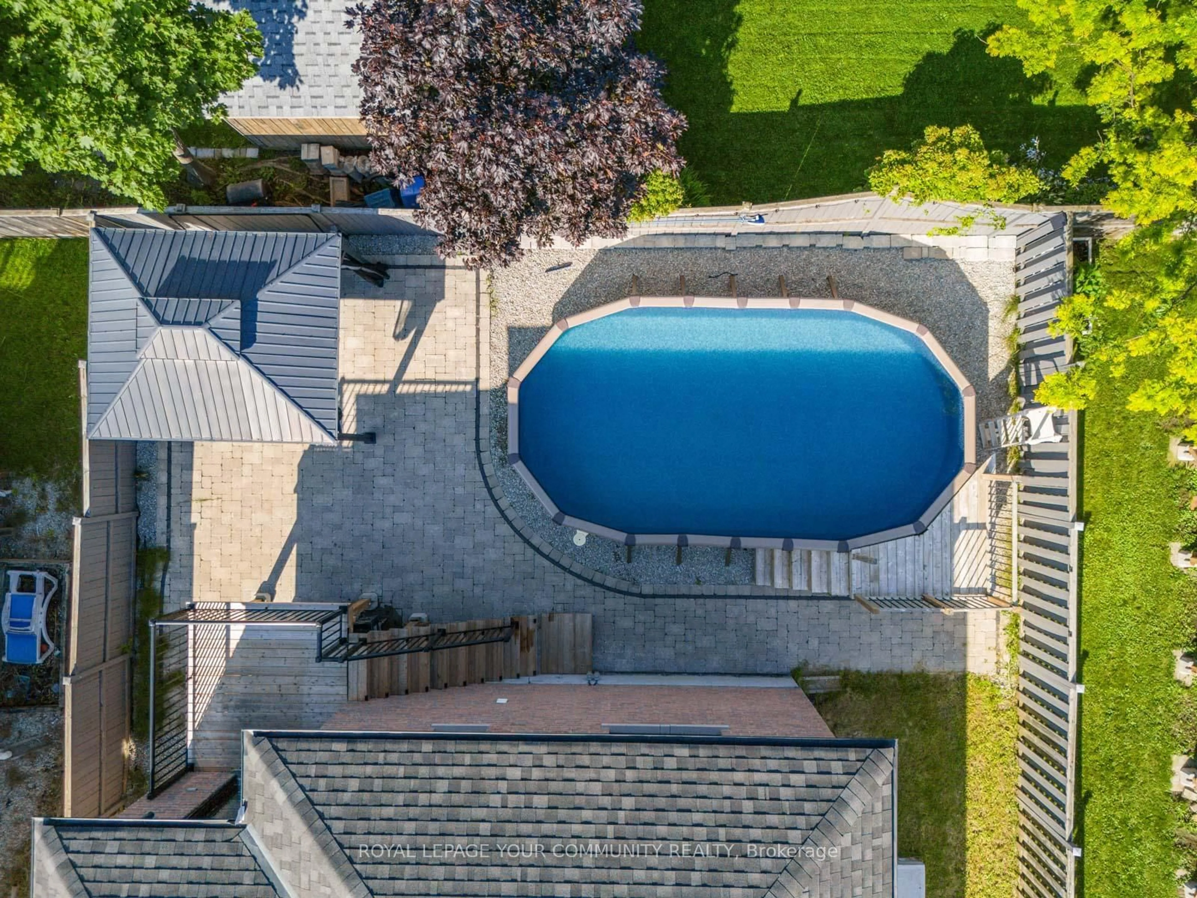 A pic from outside/outdoor area/front of a property/back of a property/a pic from drone, unknown for 258 Livingstone St, Barrie Ontario L4M 6N6