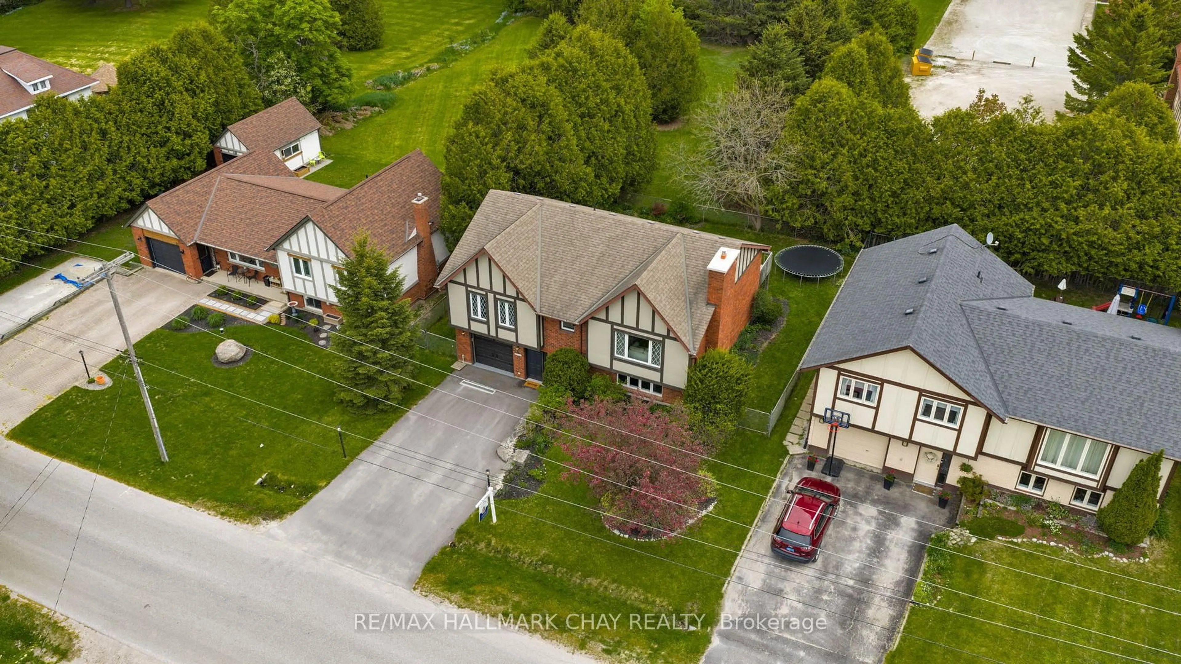 A pic from outside/outdoor area/front of a property/back of a property/a pic from drone, street for 209 Dominion Dr, Clearview Ontario L0M 1S0