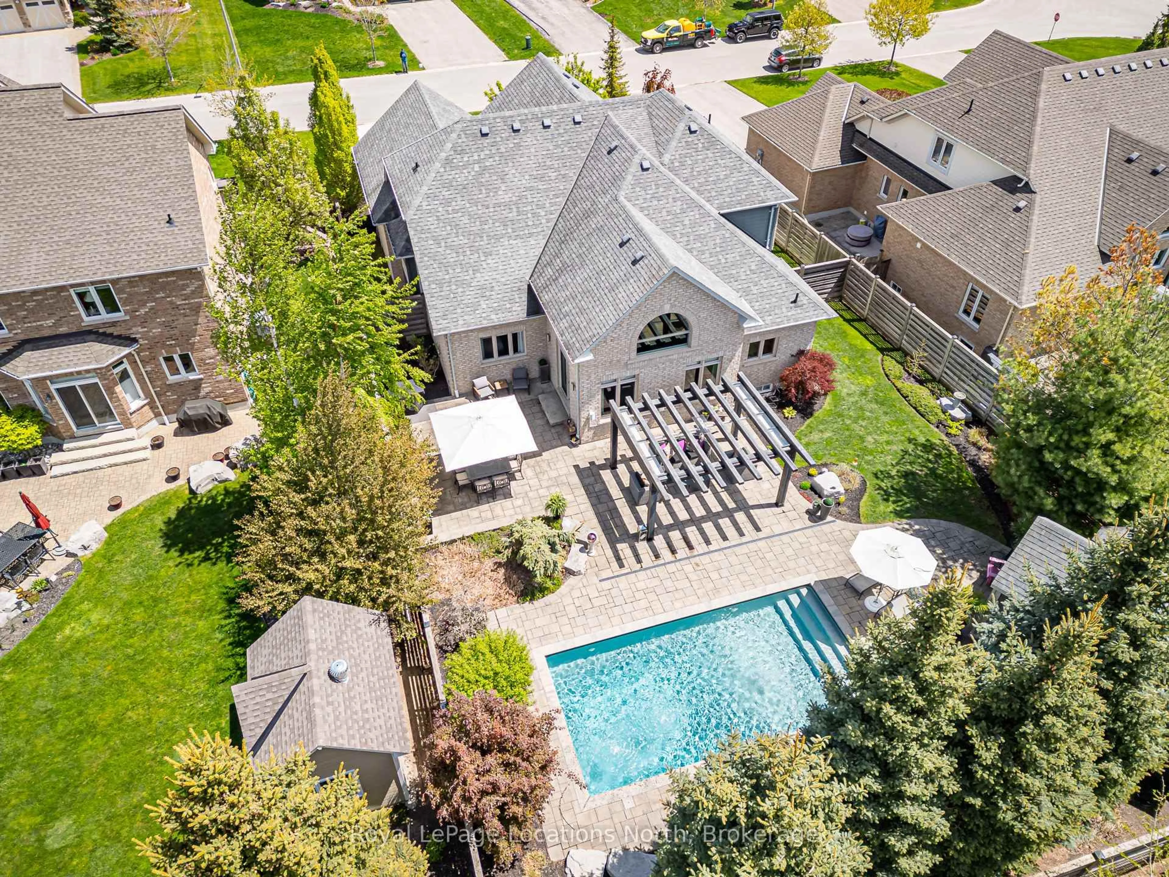 A pic from outside/outdoor area/front of a property/back of a property/a pic from drone, street for 16 Frances Dr, Collingwood Ontario L9Y 0A8