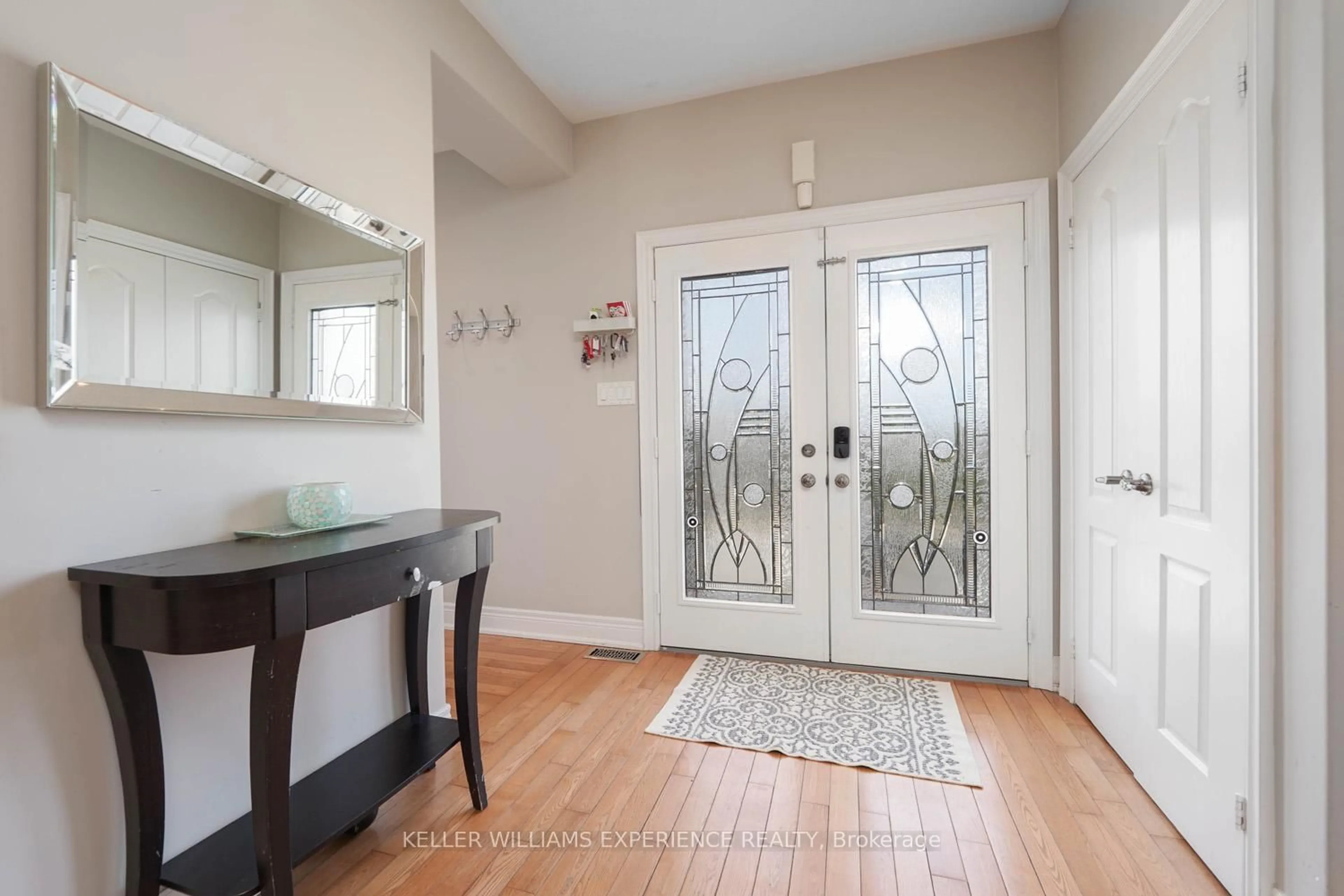 Indoor entryway for 27 Willow fern Dr, Barrie Ontario L4N 1S7