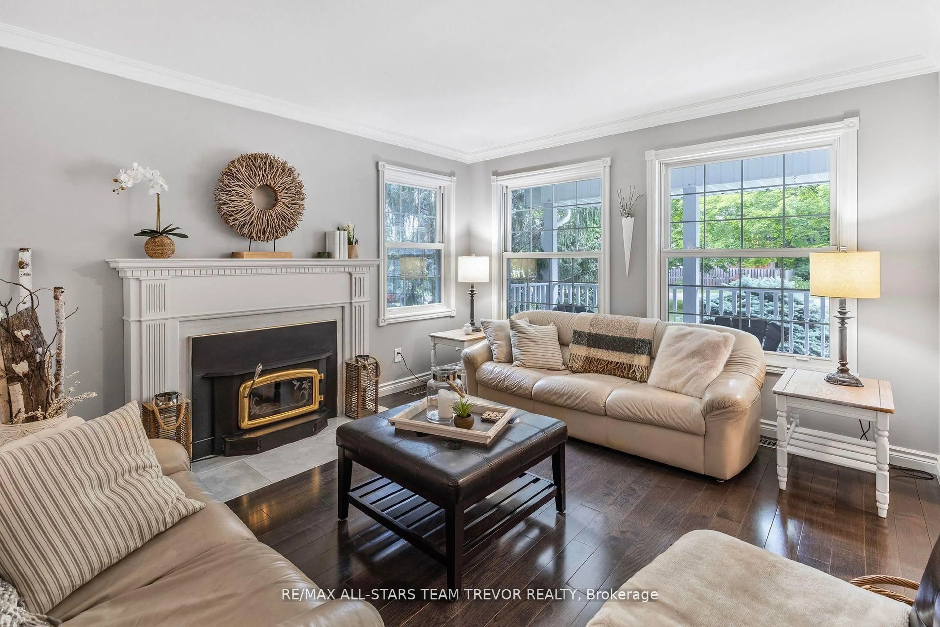 Living room with furniture, unknown for 5 Bailey Cres, Tiny Ontario L0L 2T0