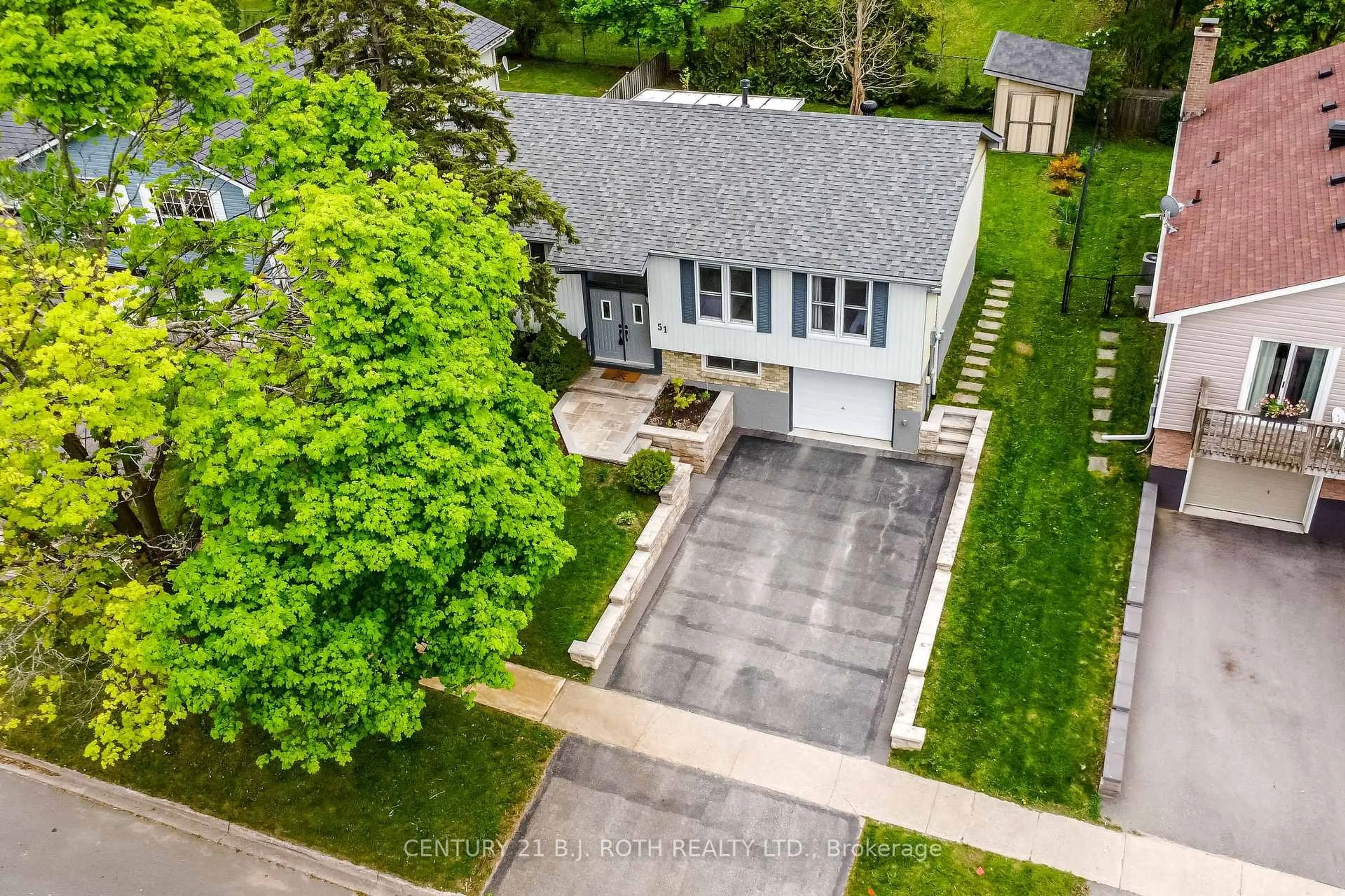 A pic from outside/outdoor area/front of a property/back of a property/a pic from drone, street for 51 Heather St, Barrie Ontario L4N 4M9