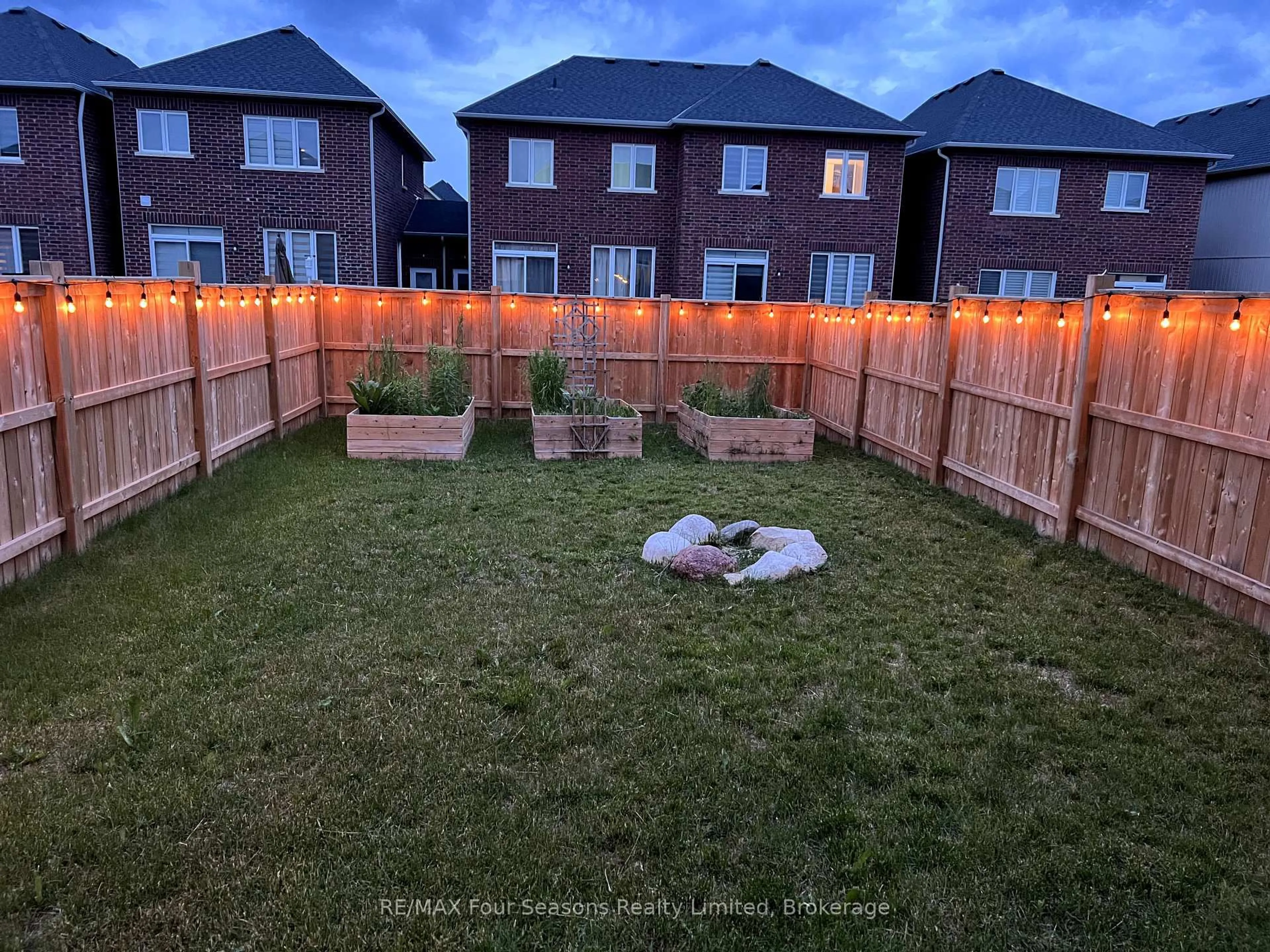 A pic from outside/outdoor area/front of a property/back of a property/a pic from drone, unknown for 16 Barfoot St, Collingwood Ontario L9Y 3Y7