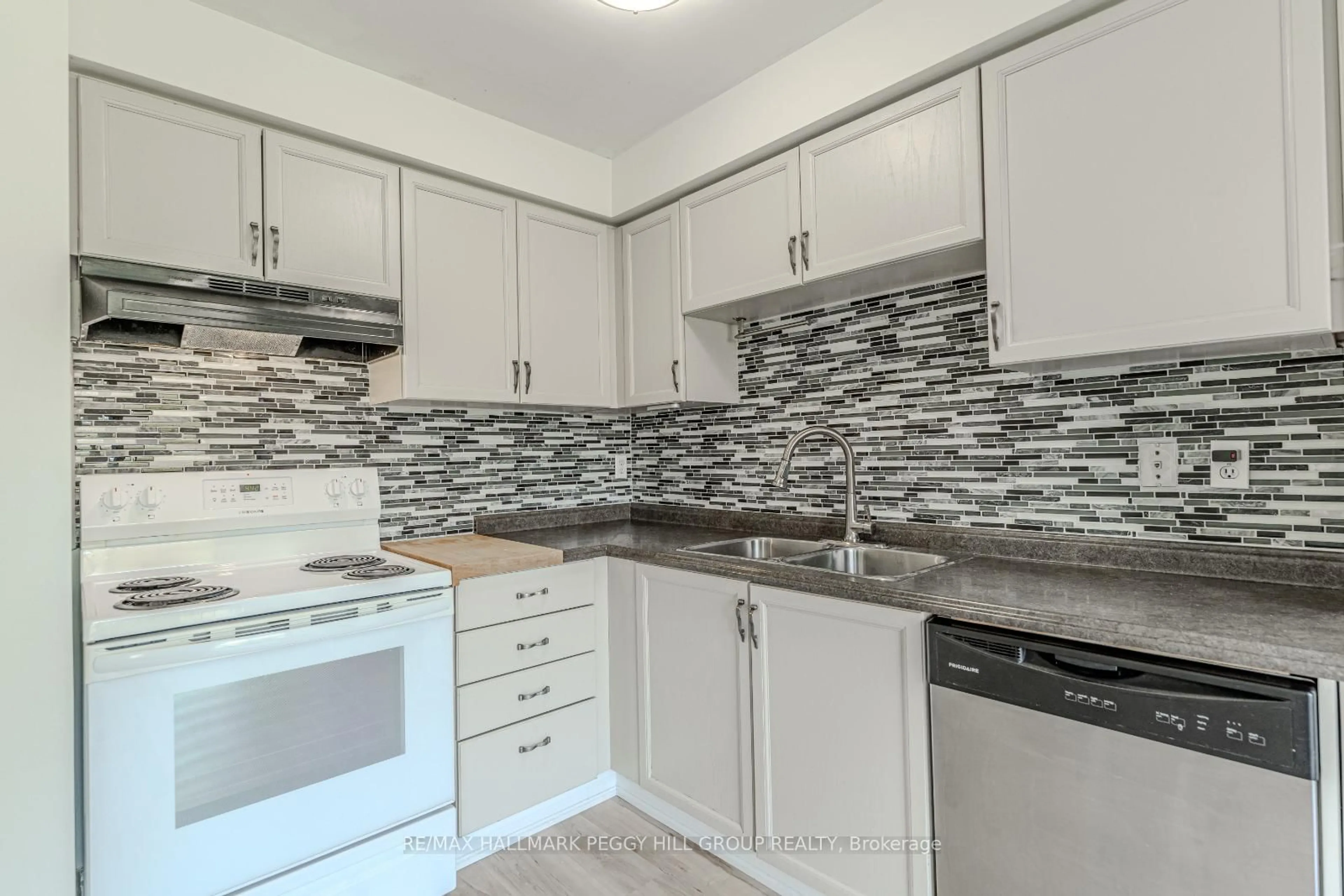Standard kitchen, unknown for 50 Brucker Rd, Barrie Ontario L4N 8J2