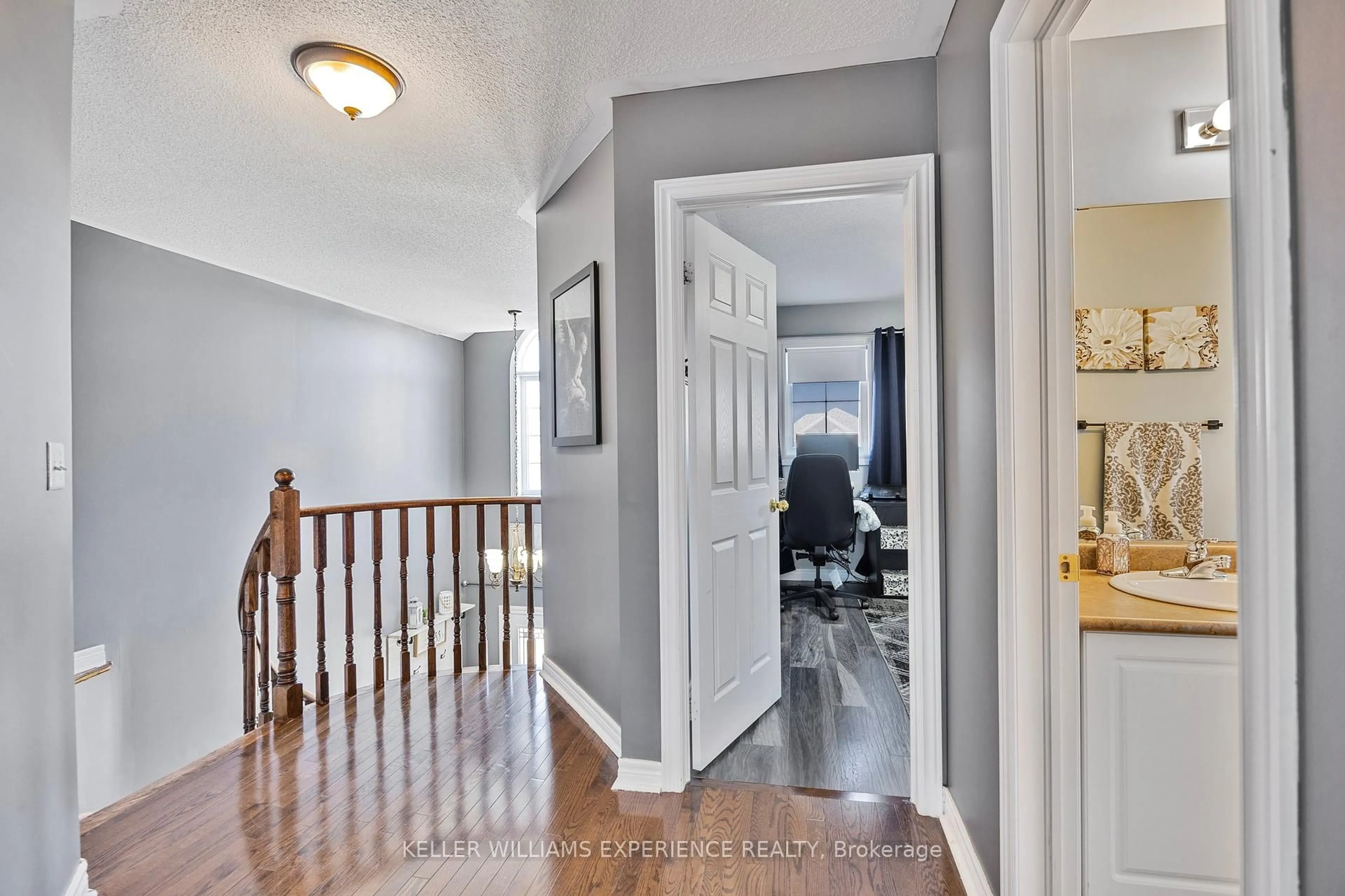 Indoor entryway for 72 Lake Cres, Barrie Ontario L4N 6A6