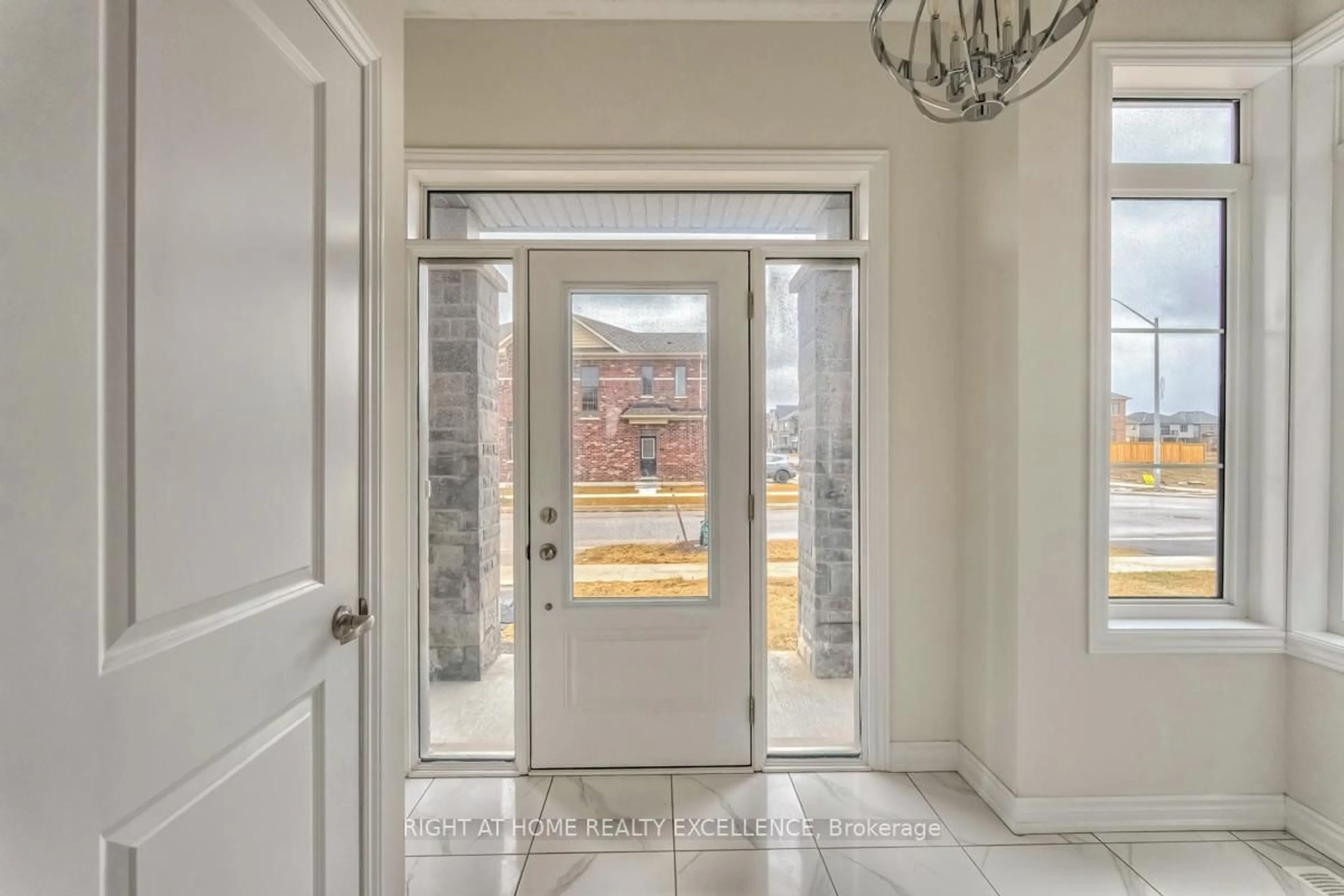 Indoor entryway for 73 Nottingham Rd, Barrie Ontario L9J 0L3