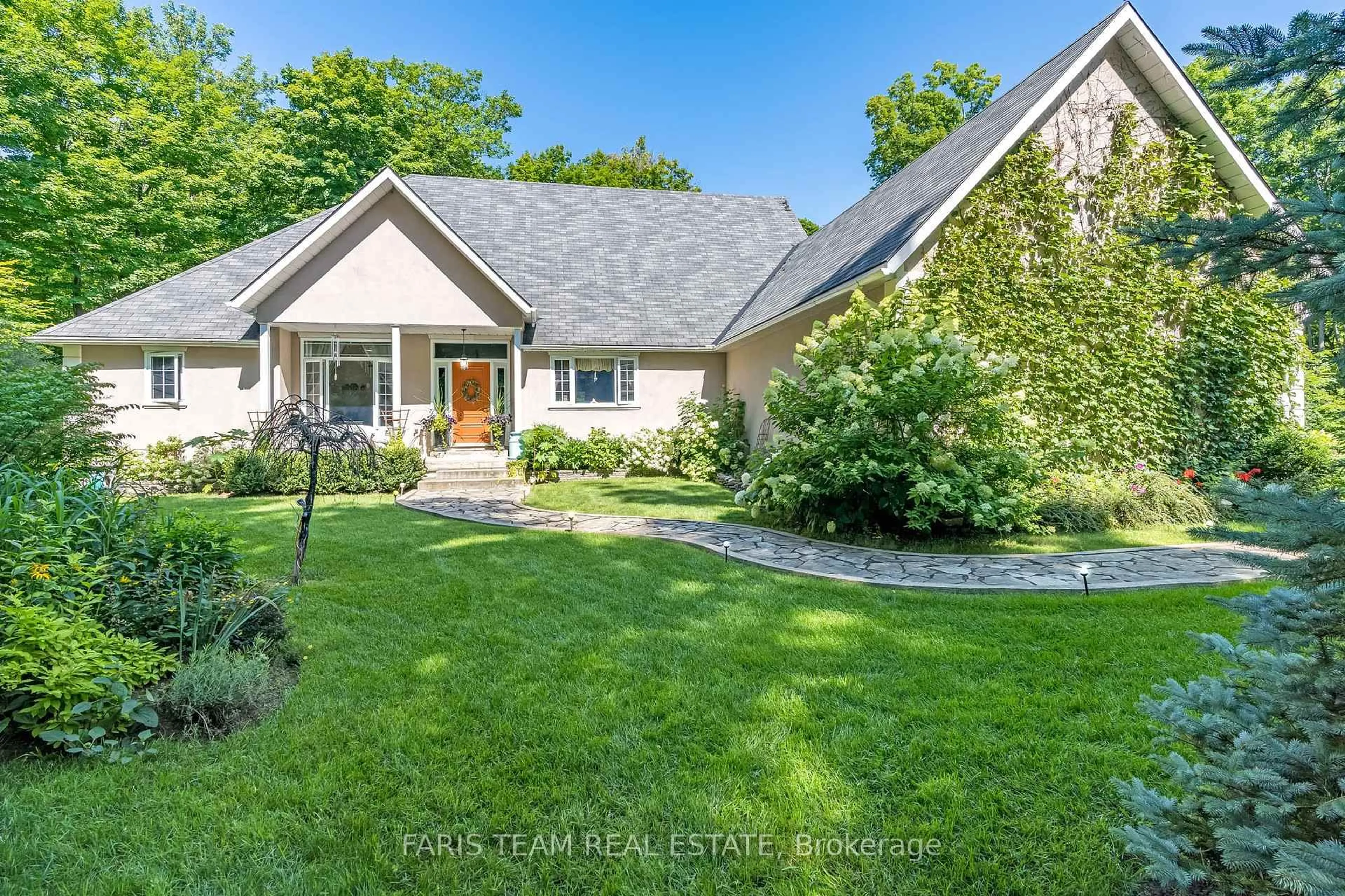 A pic from outside/outdoor area/front of a property/back of a property/a pic from drone, street for 22 O'Donnell Crt, Penetanguishene Ontario L9M 2A6