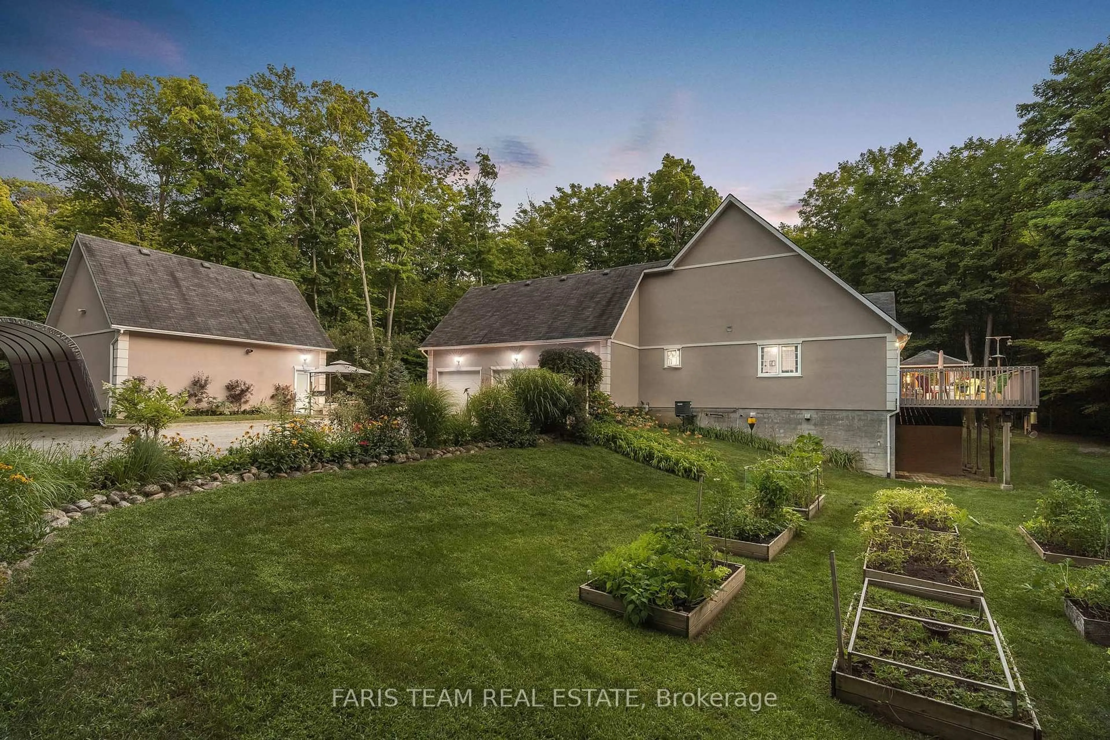 A pic from outside/outdoor area/front of a property/back of a property/a pic from drone, unknown for 22 O'Donnell Crt, Penetanguishene Ontario L9M 2A6
