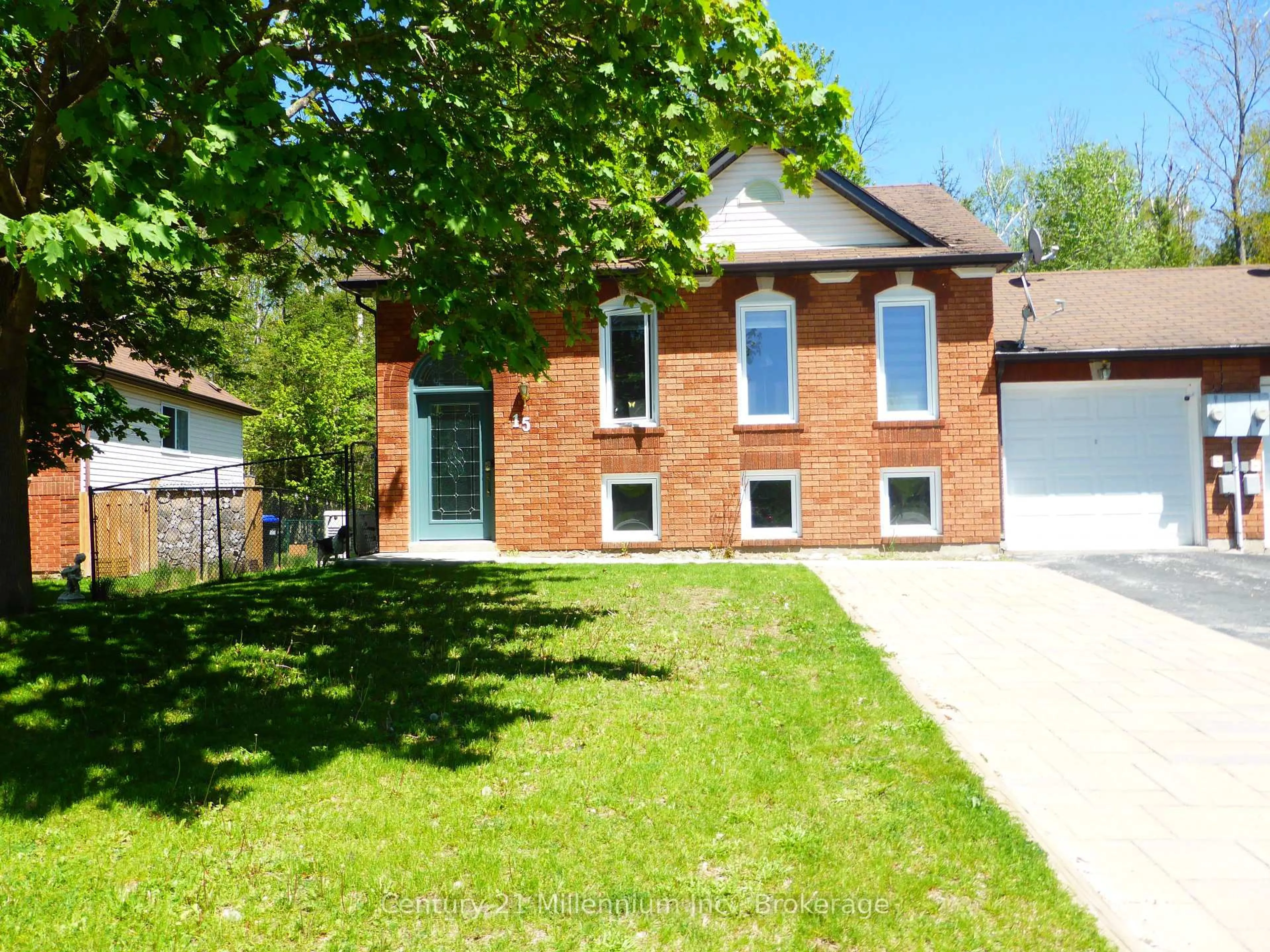 Home with brick exterior material, street for 15 Harbour Cres, Wasaga Beach Ontario L9Z 1G4