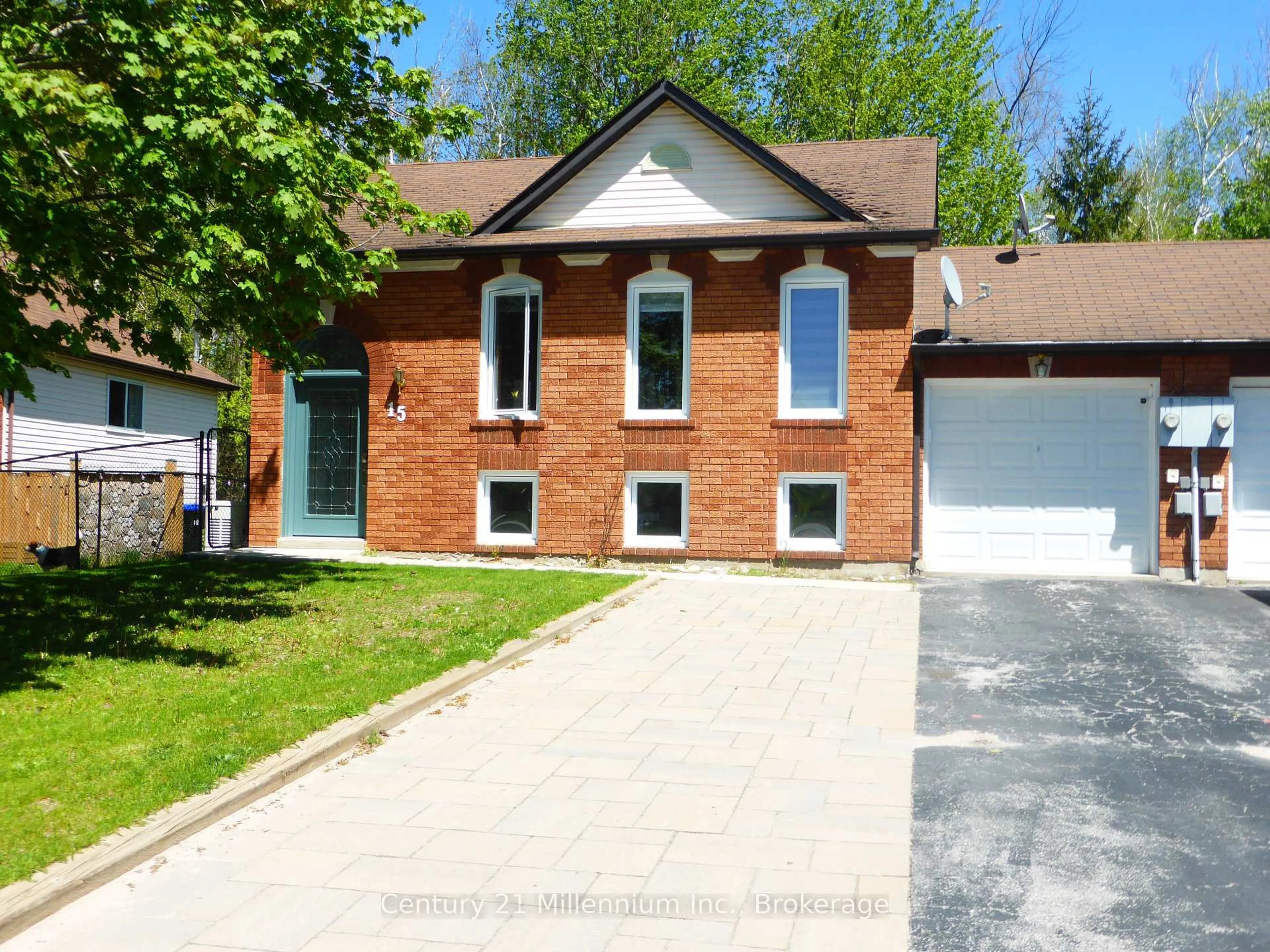 Home with brick exterior material, street for 15 Harbour Cres, Wasaga Beach Ontario L9Z 1G4