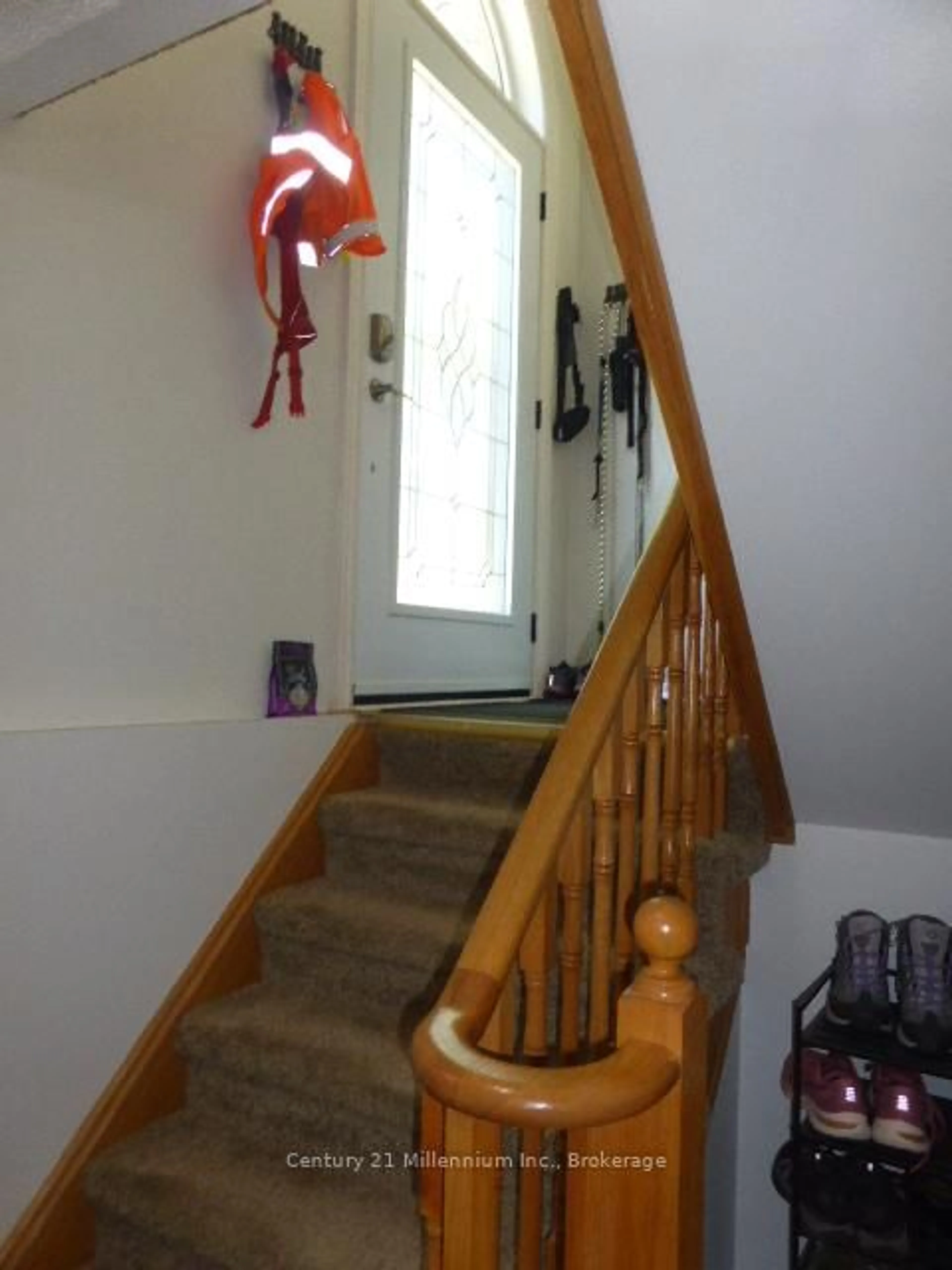 Indoor foyer for 15 Harbour Cres, Wasaga Beach Ontario L9Z 1G4
