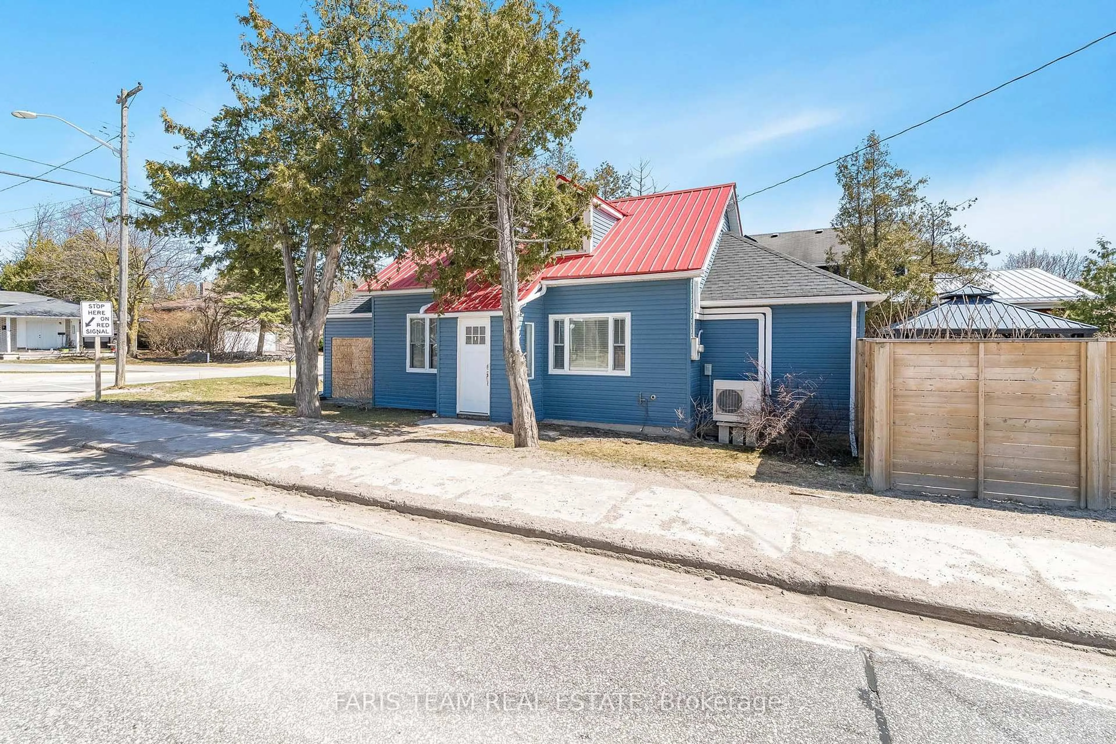 A pic from outside/outdoor area/front of a property/back of a property/a pic from drone, street for 80 Huron St, Collingwood Ontario L9Y 1C6
