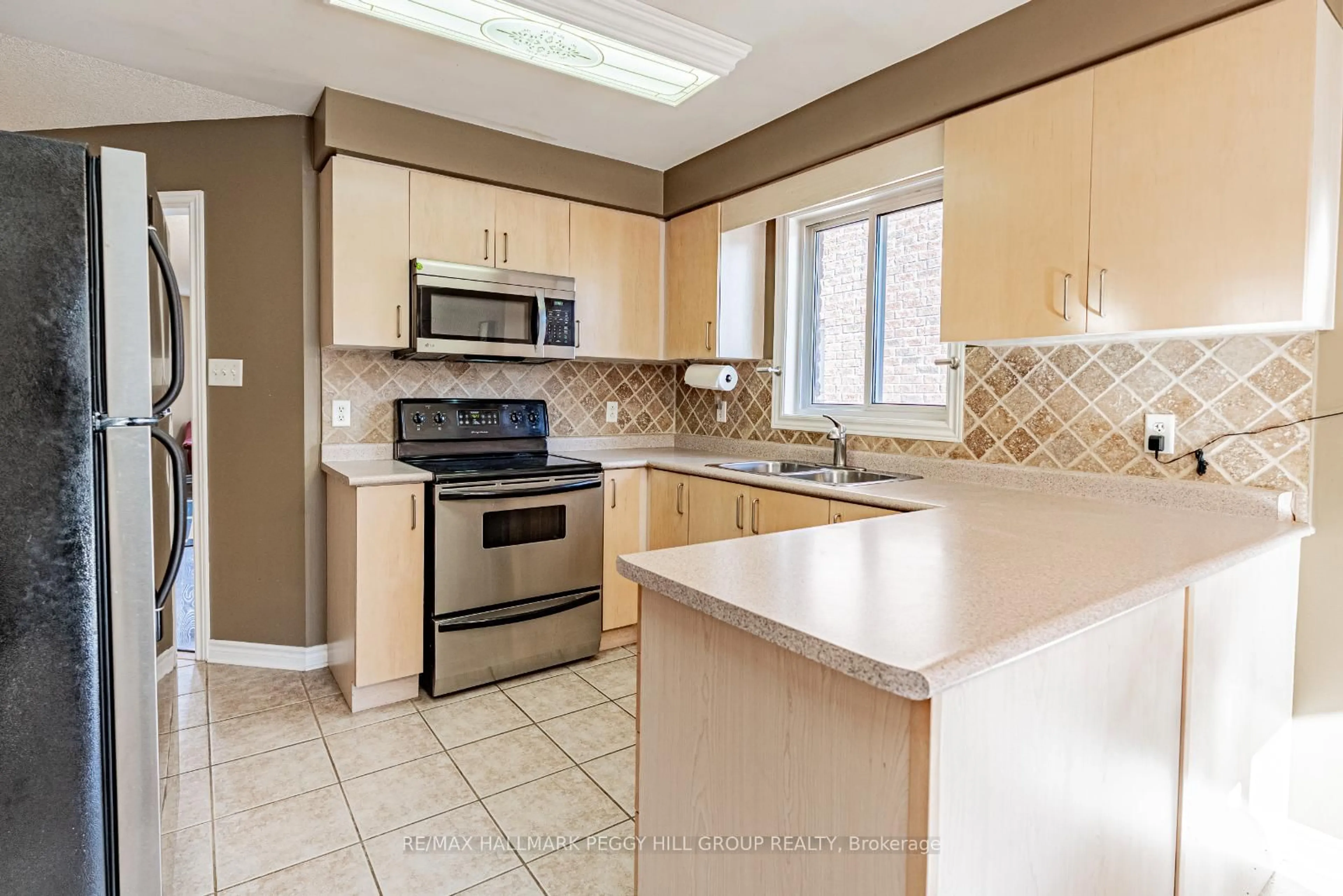 Standard kitchen, ceramic/tile floor for 10 Stephanie Lane, Barrie Ontario L4N 0V2