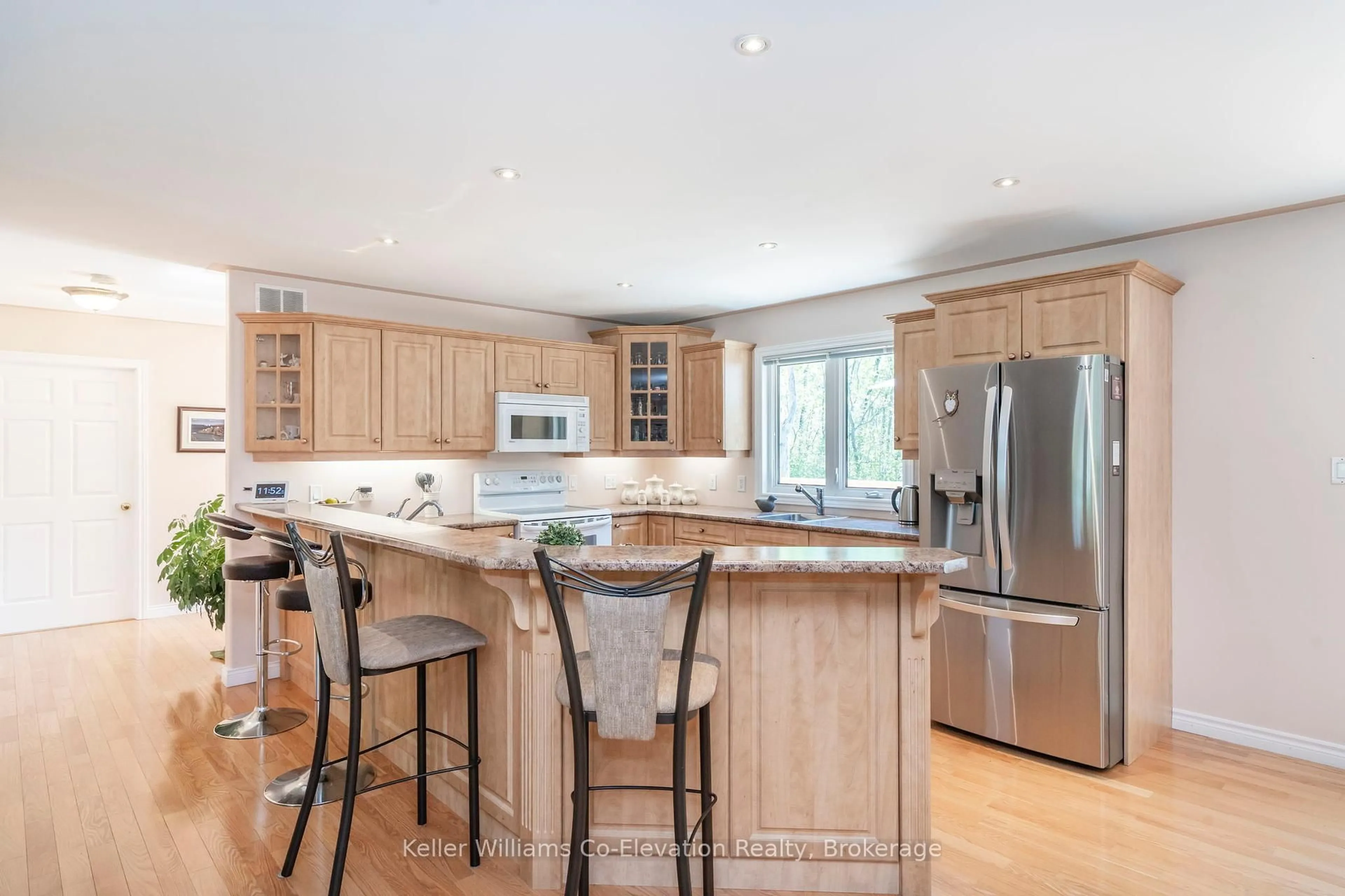 Open concept kitchen, unknown for 115 Mitchell's Beach Rd, Tay Ontario L0K 2A0
