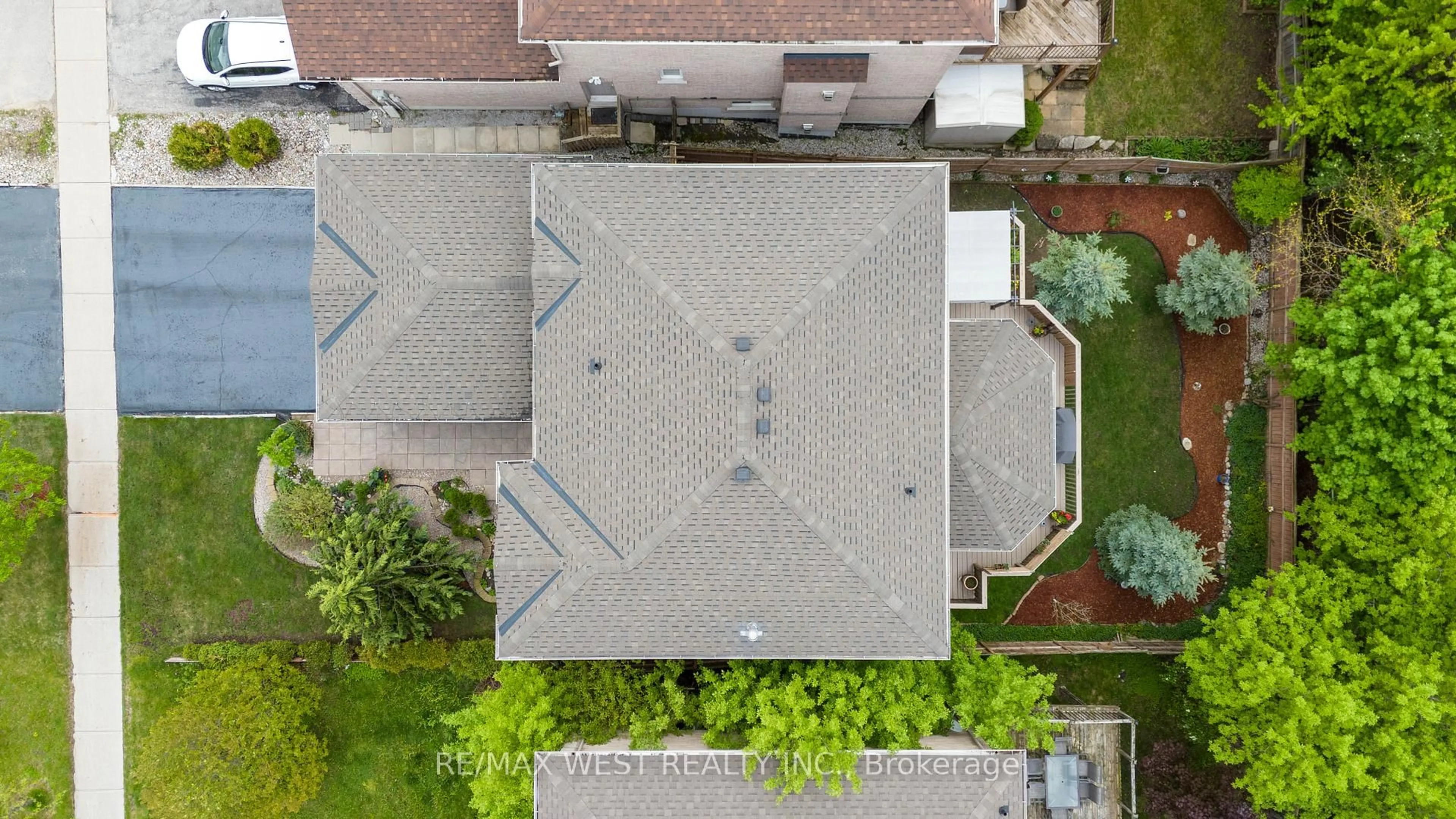 A pic from outside/outdoor area/front of a property/back of a property/a pic from drone, unknown for 423 Mapleton Ave, Barrie Ontario L4N 3W1