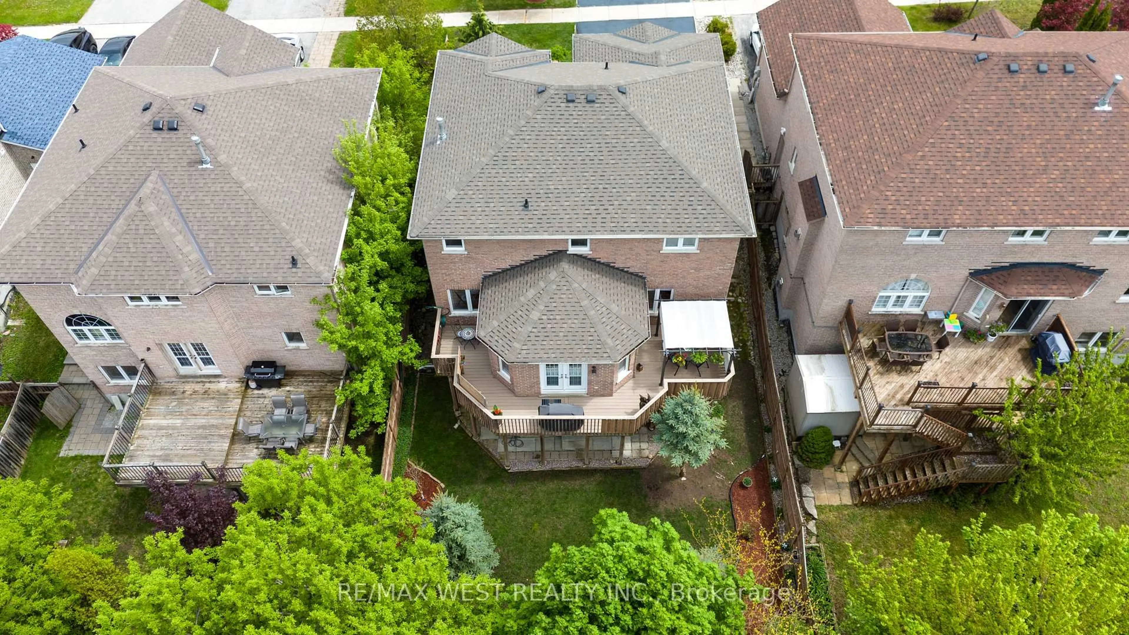 A pic from outside/outdoor area/front of a property/back of a property/a pic from drone, street for 423 Mapleton Ave, Barrie Ontario L4N 3W1