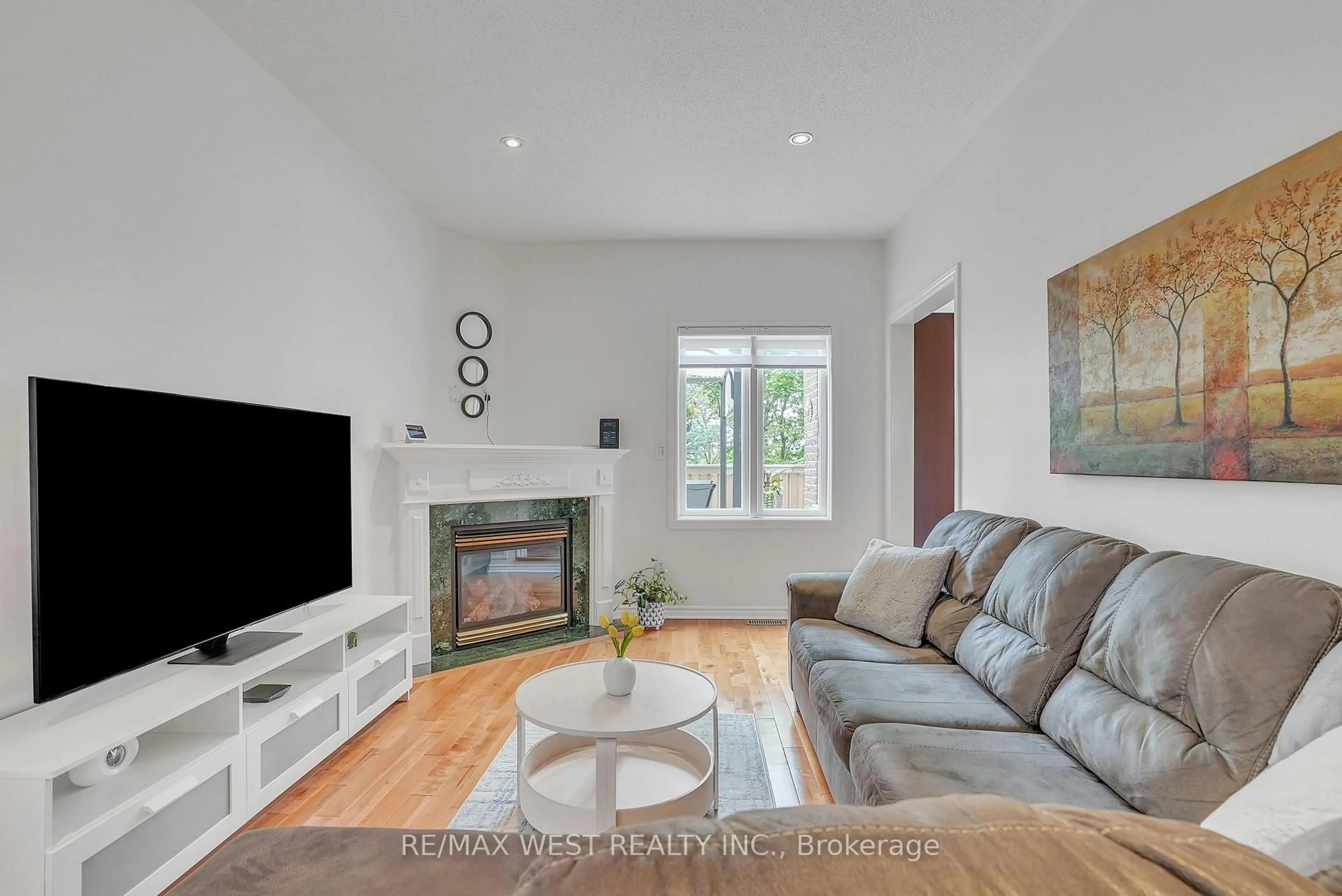 Living room with furniture, unknown for 423 Mapleton Ave, Barrie Ontario L4N 3W1