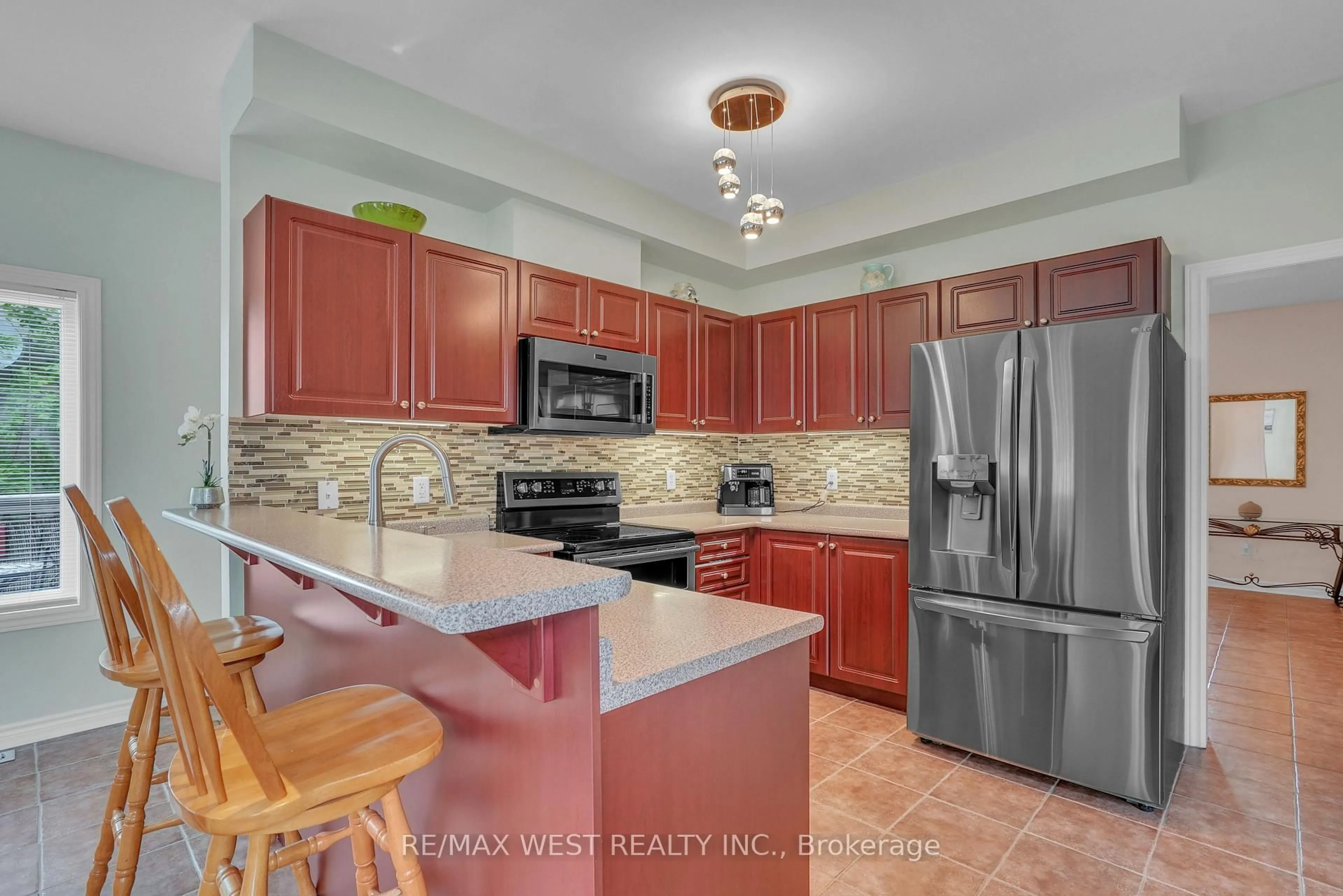 Open concept kitchen, ceramic/tile floor for 423 Mapleton Ave, Barrie Ontario L4N 3W1