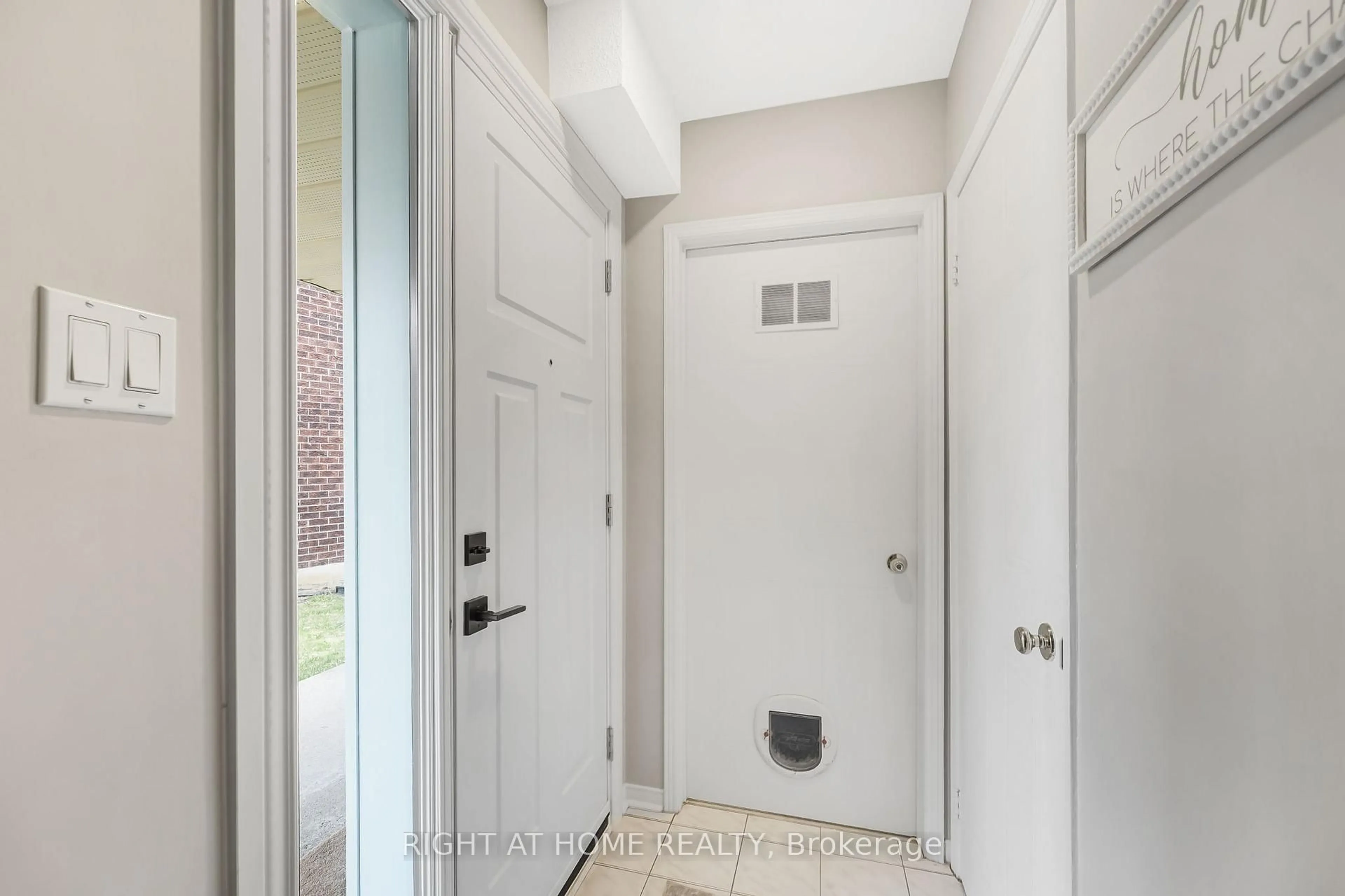 Indoor entryway for 119 D'ambrosio Dr #48, Barrie Ontario L4N 7R7