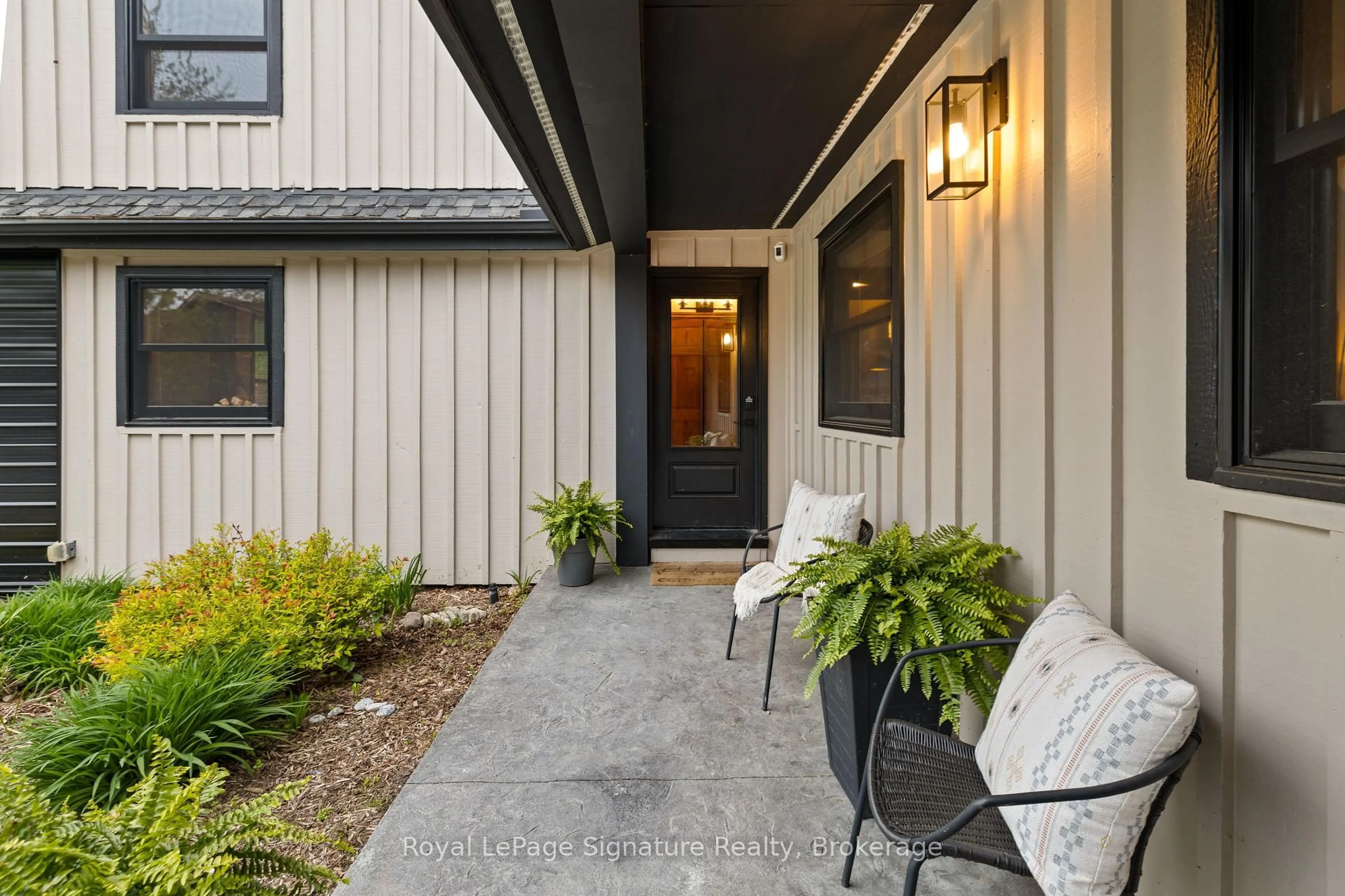 Indoor entryway for 8302 POPLAR Sdrd, Clearview Ontario L9Y 3Y9