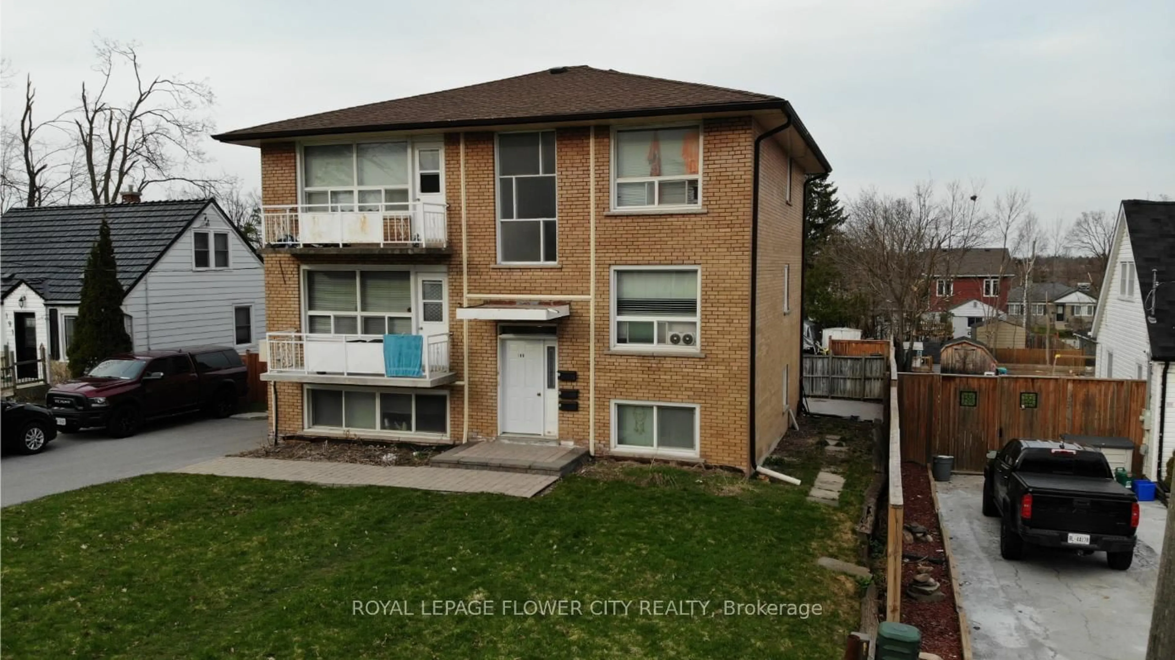 A pic from outside/outdoor area/front of a property/back of a property/a pic from drone, building for 189 Peel St, Barrie Ontario L4M 3L7