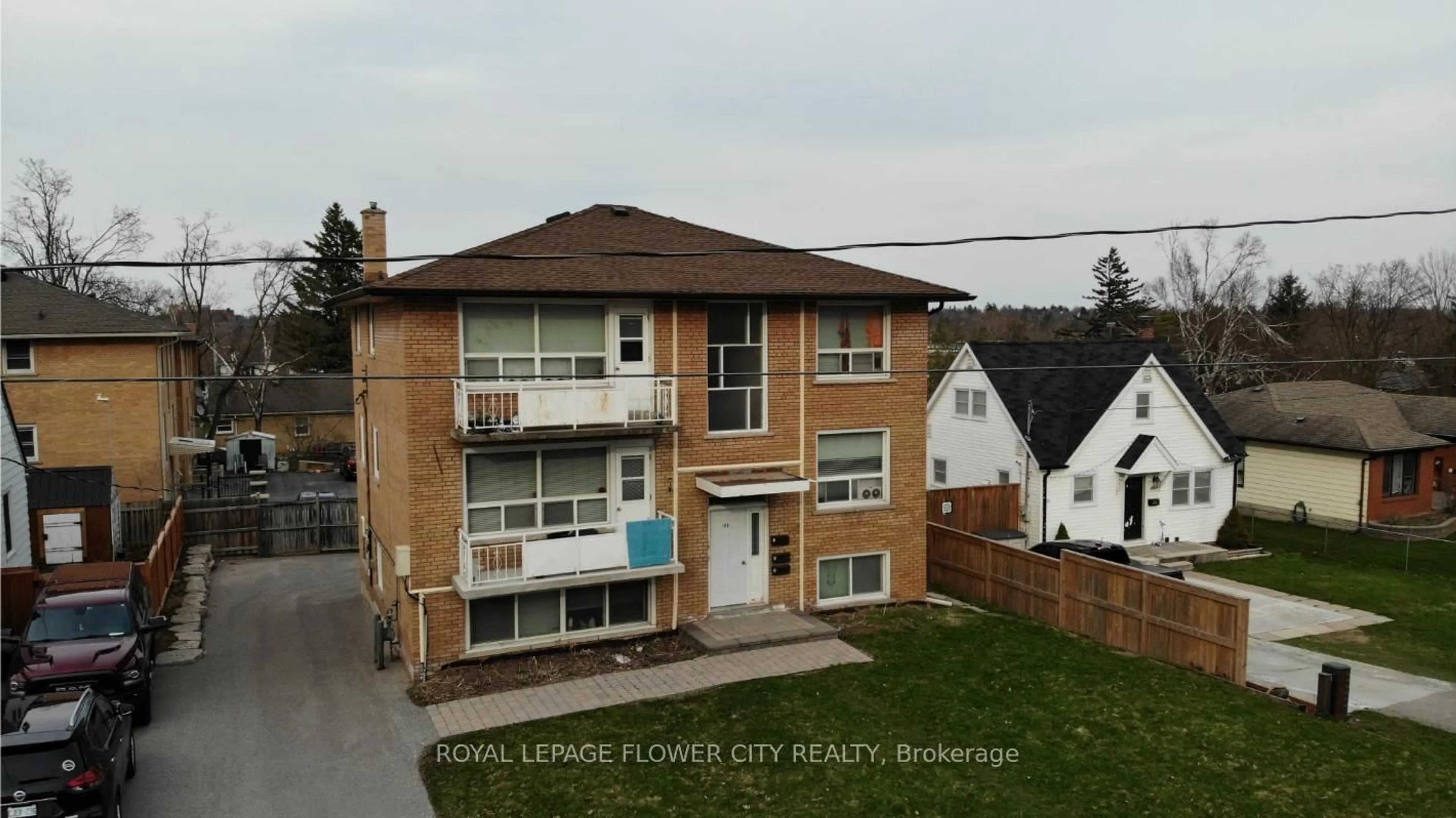 A pic from outside/outdoor area/front of a property/back of a property/a pic from drone, building for 189 Peel St, Barrie Ontario L4M 3L7