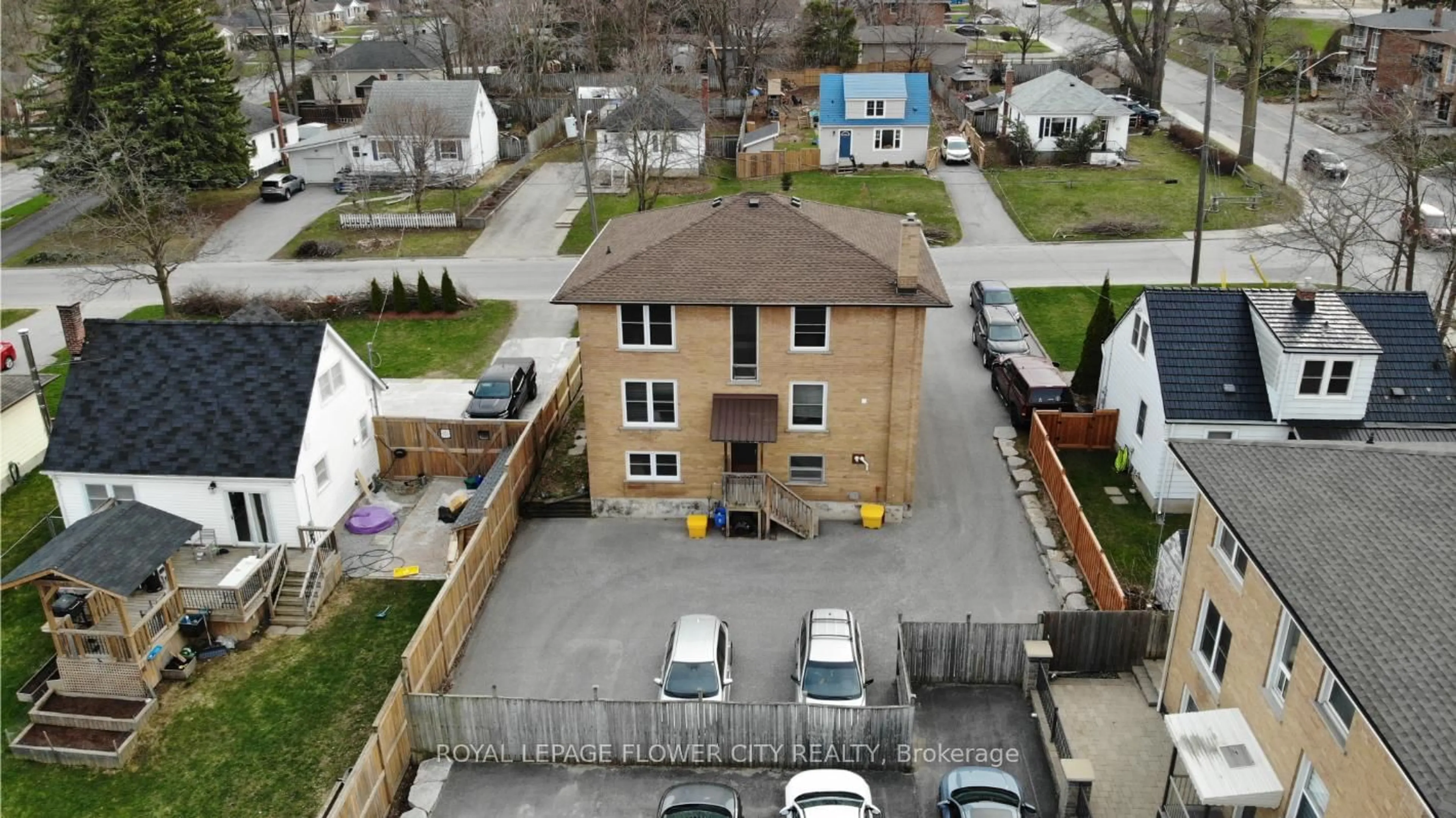 A pic from outside/outdoor area/front of a property/back of a property/a pic from drone, unknown for 189 Peel St, Barrie Ontario L4M 3L7