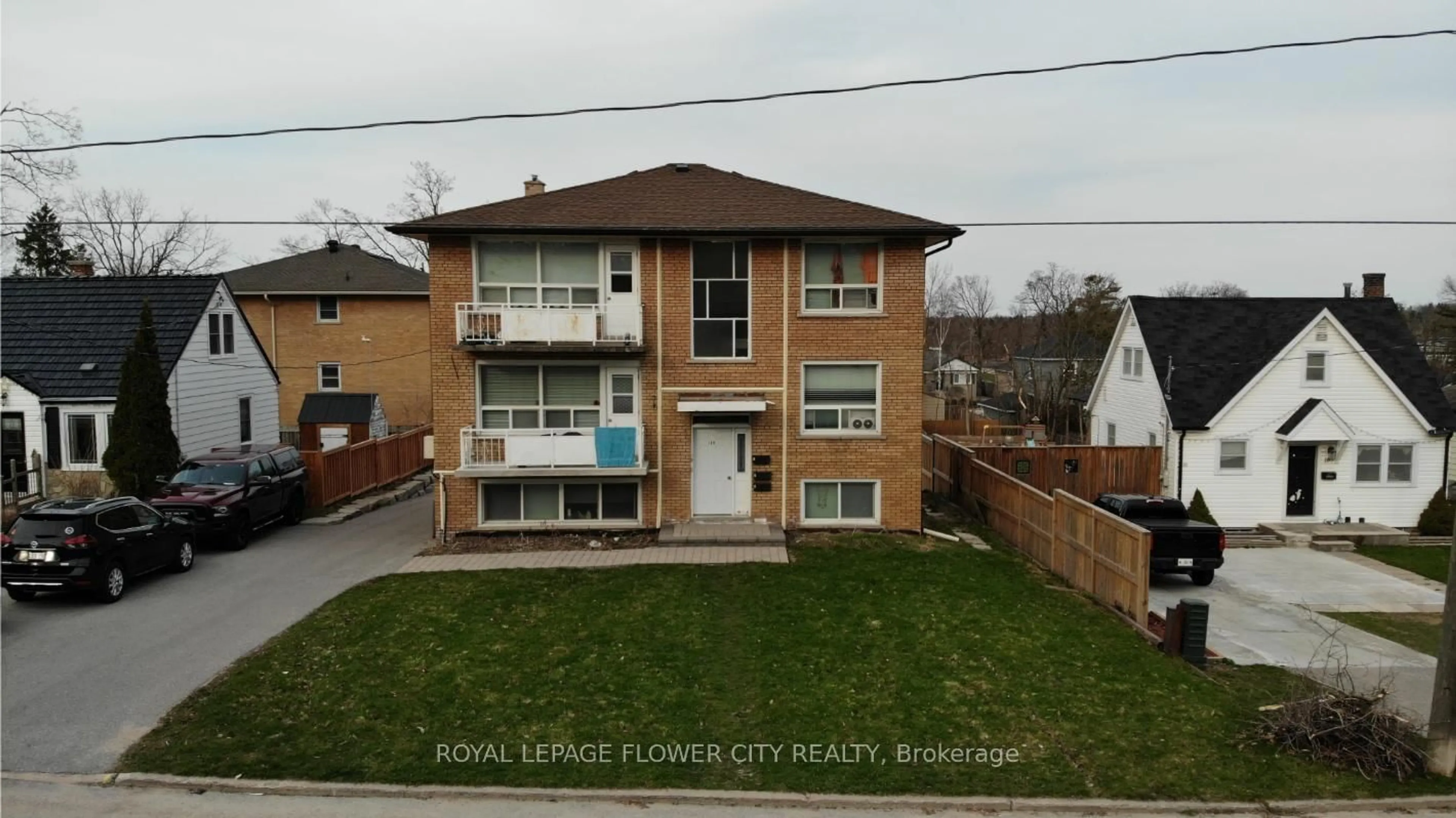 Home with brick exterior material, street for 189 Peel St, Barrie Ontario L4M 3L7