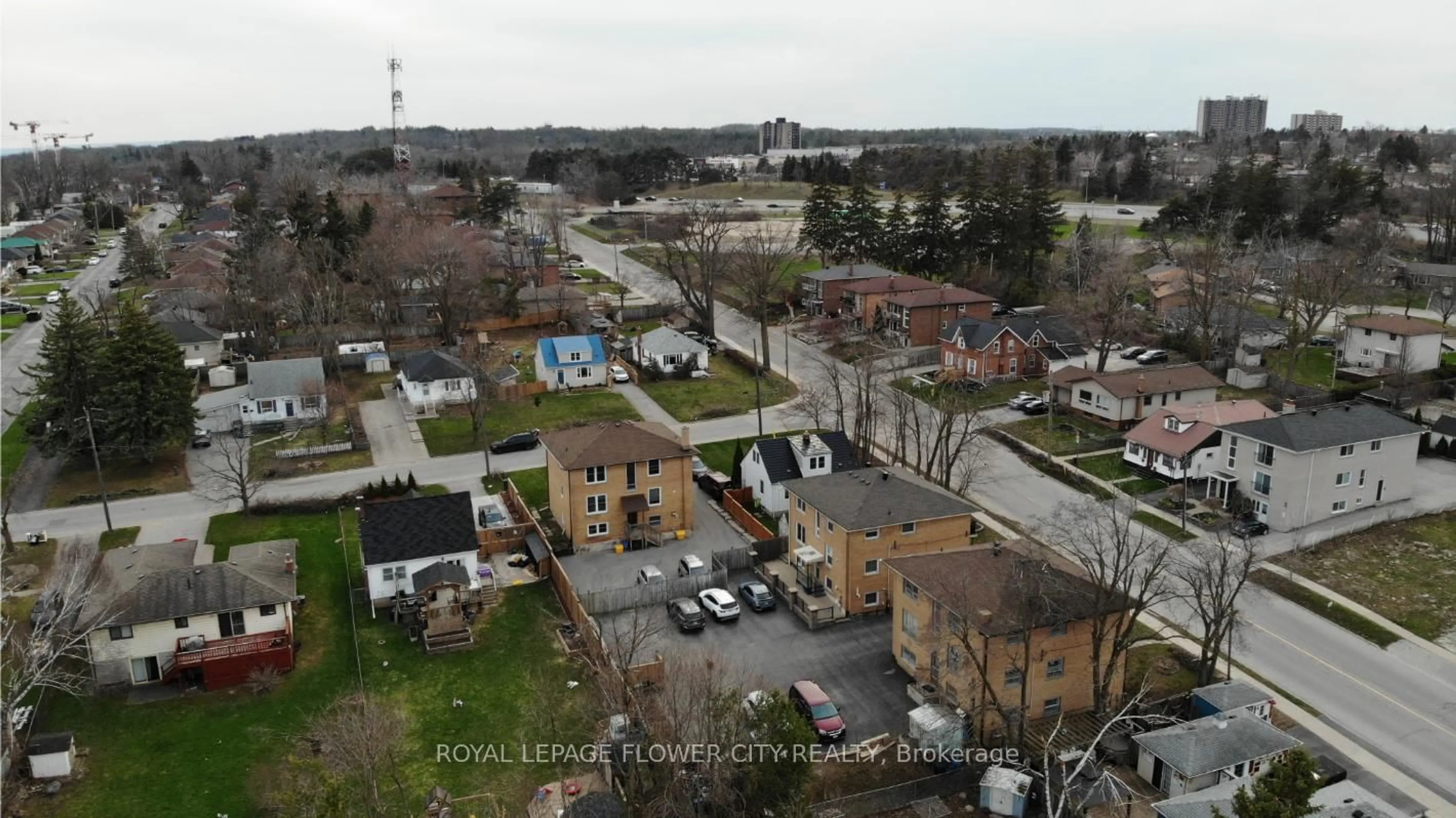 A pic from outside/outdoor area/front of a property/back of a property/a pic from drone, city buildings view from balcony for 189 Peel St, Barrie Ontario L4M 3L7