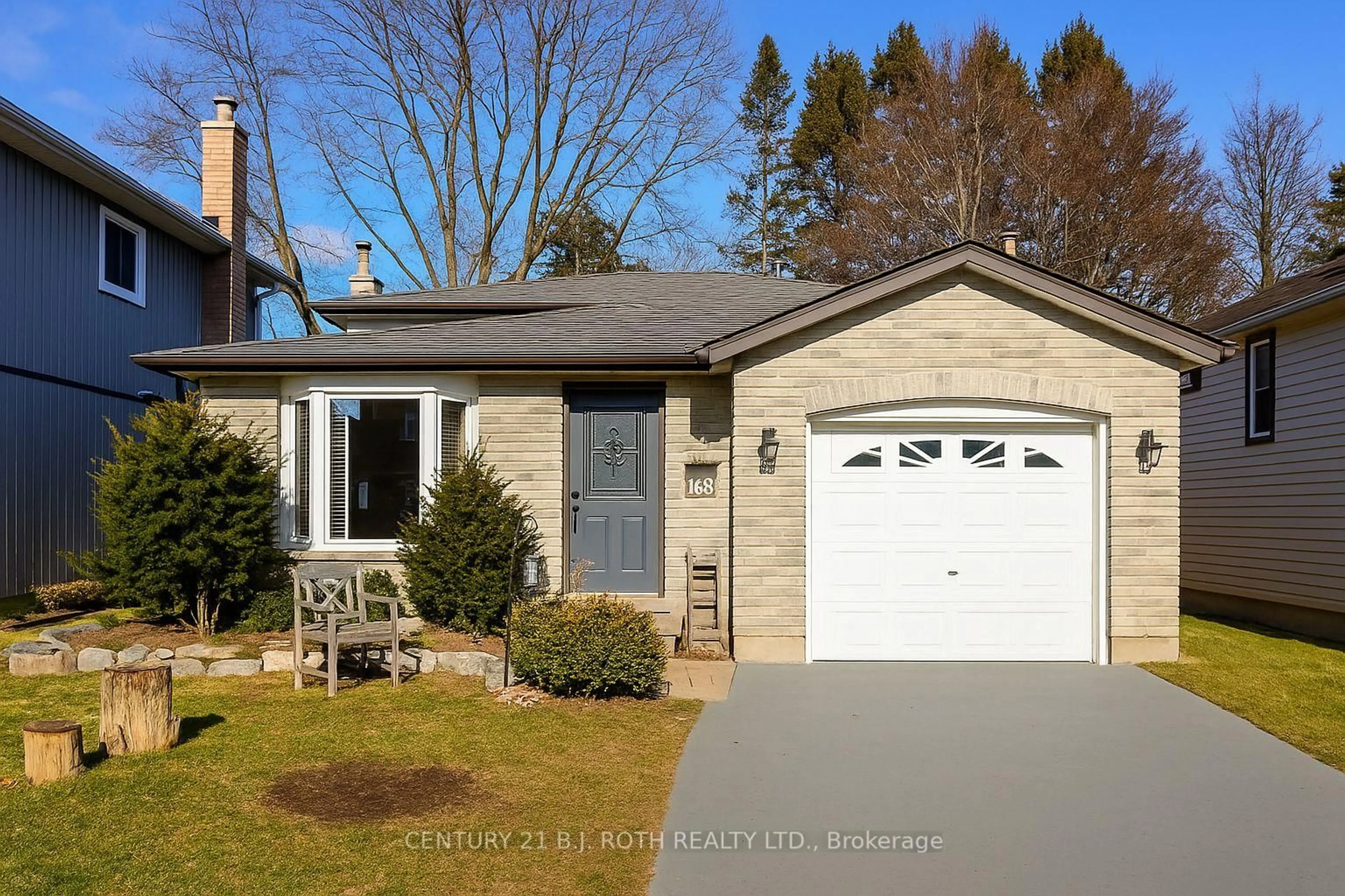 Home with vinyl exterior material, street for 46 Ridgeway Ave, Barrie Ontario L4N 5L2