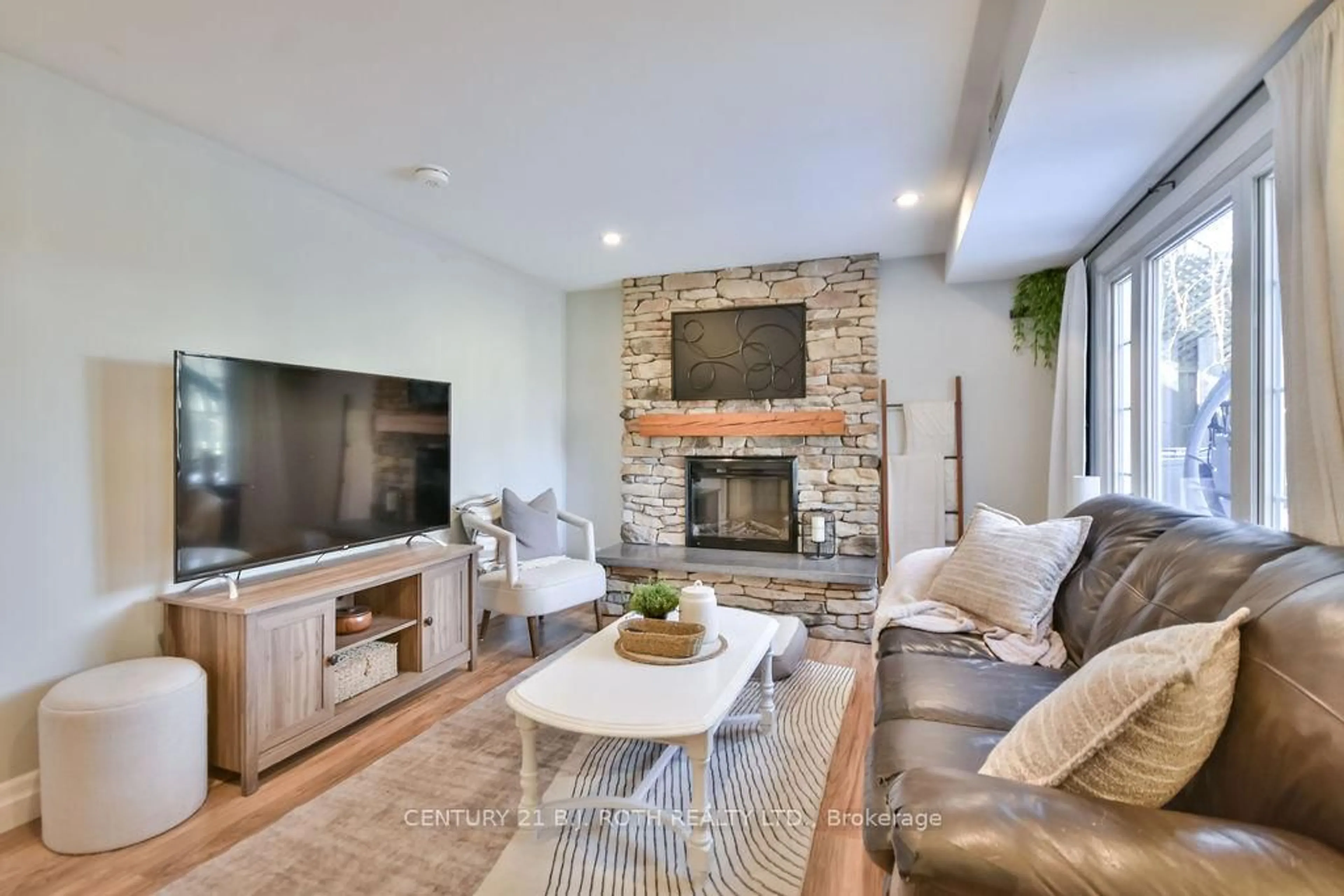 Living room with furniture, unknown for 46 Ridgeway Ave, Barrie Ontario L4N 5L2