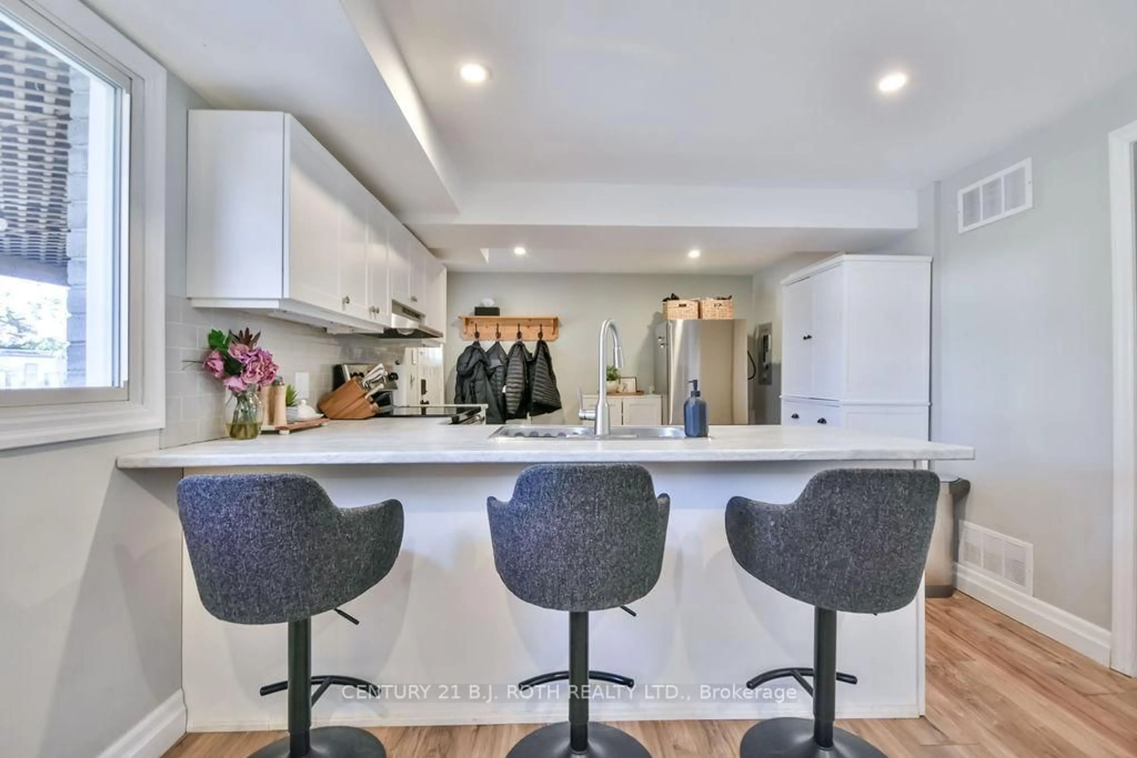 Open concept kitchen, ceramic/tile floor for 46 Ridgeway Ave, Barrie Ontario L4N 5L2