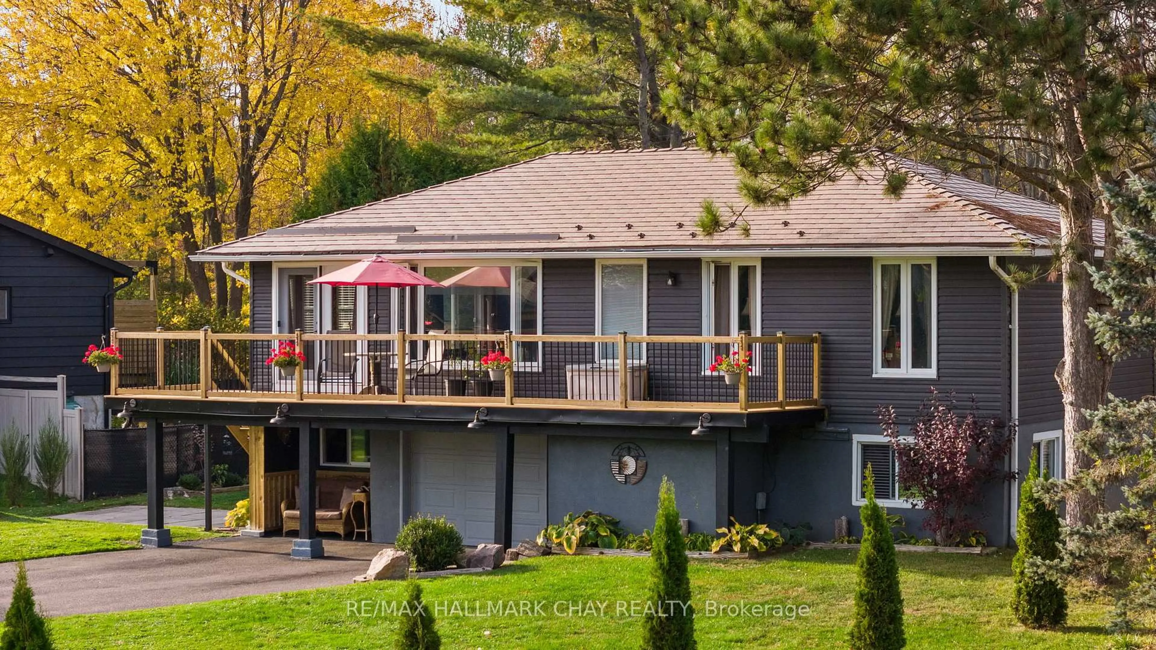 Home with vinyl exterior material, water/lake/river/ocean view for 3194 Shoreview Dr, Severn Ontario L0K 2B0
