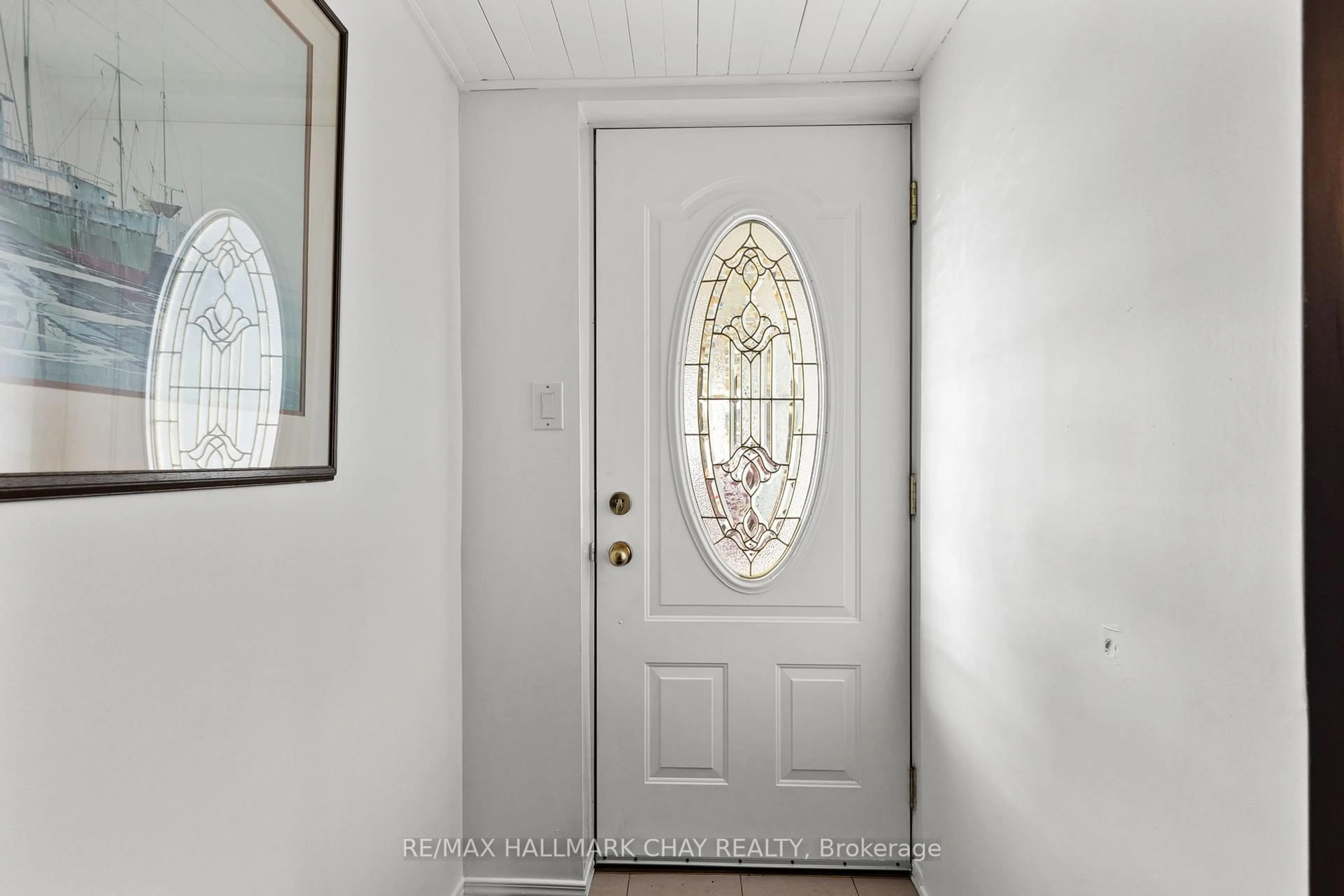Indoor entryway for 3194 Shoreview Dr, Severn Ontario L0K 2B0