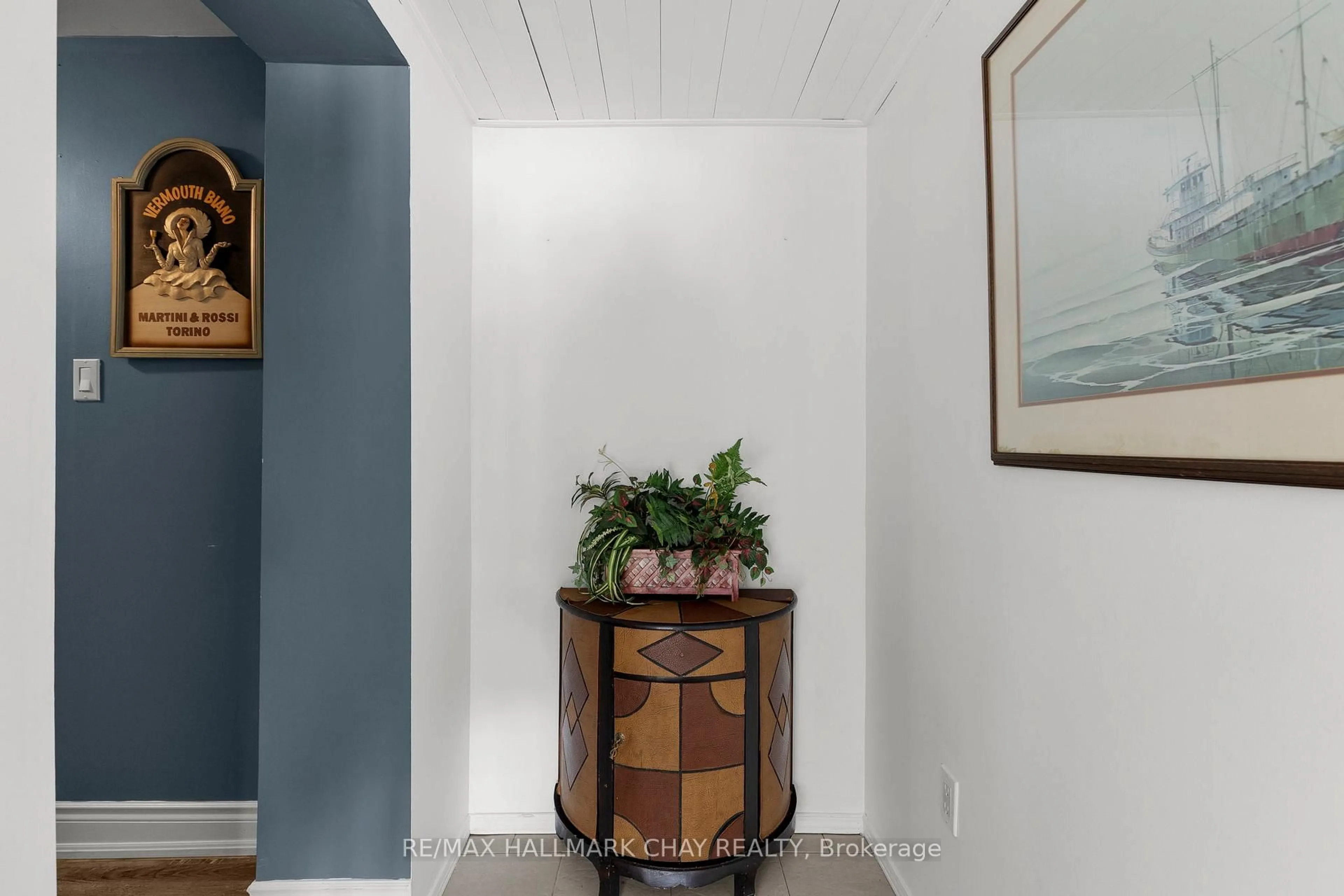 Indoor foyer for 3194 Shoreview Dr, Severn Ontario L0K 2B0