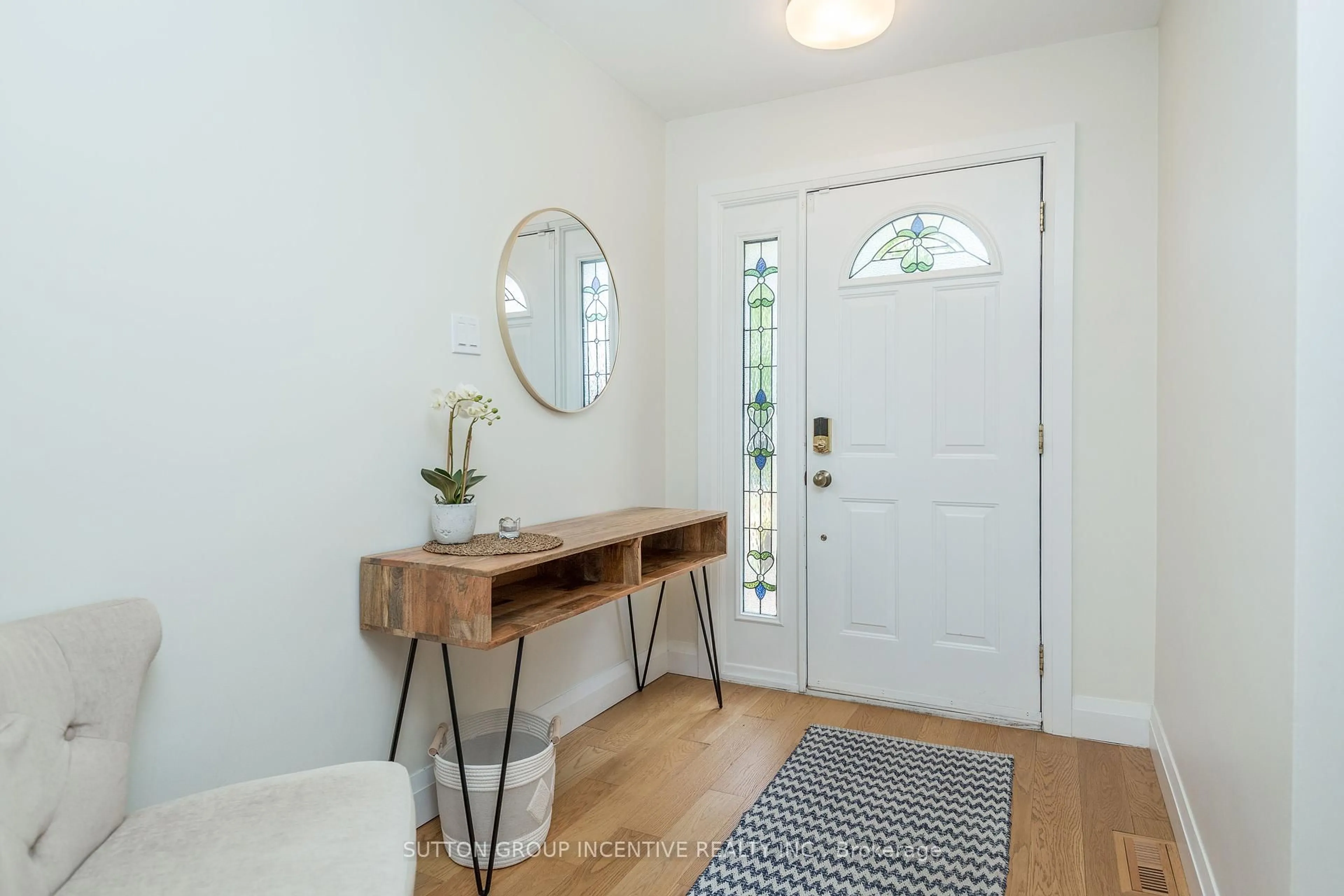 Indoor entryway for 296 Codrington St, Barrie Ontario L4M 1S8
