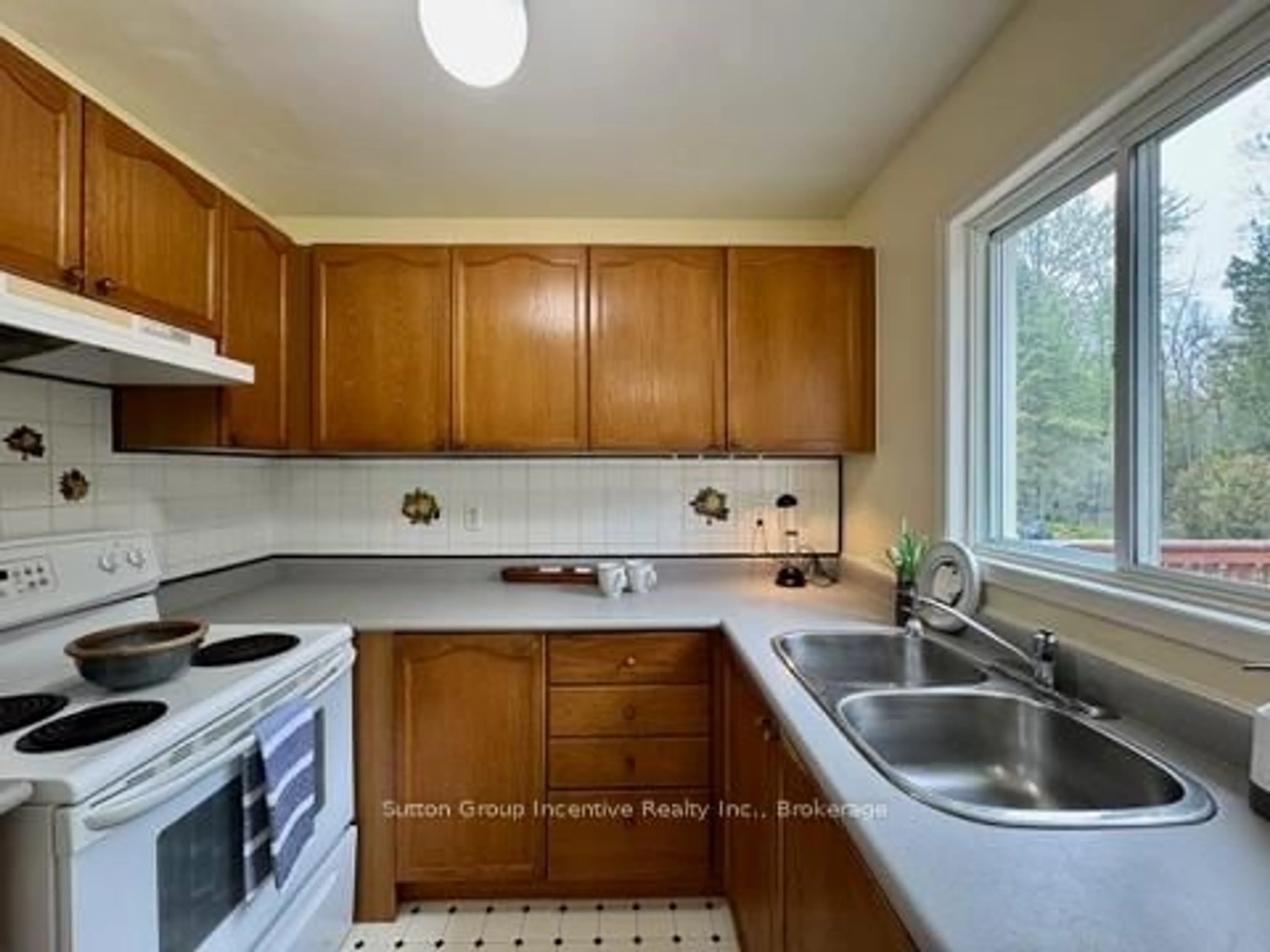 Standard kitchen, unknown for 4 Bush Cres, Wasaga Beach Ontario L9Z 1M2