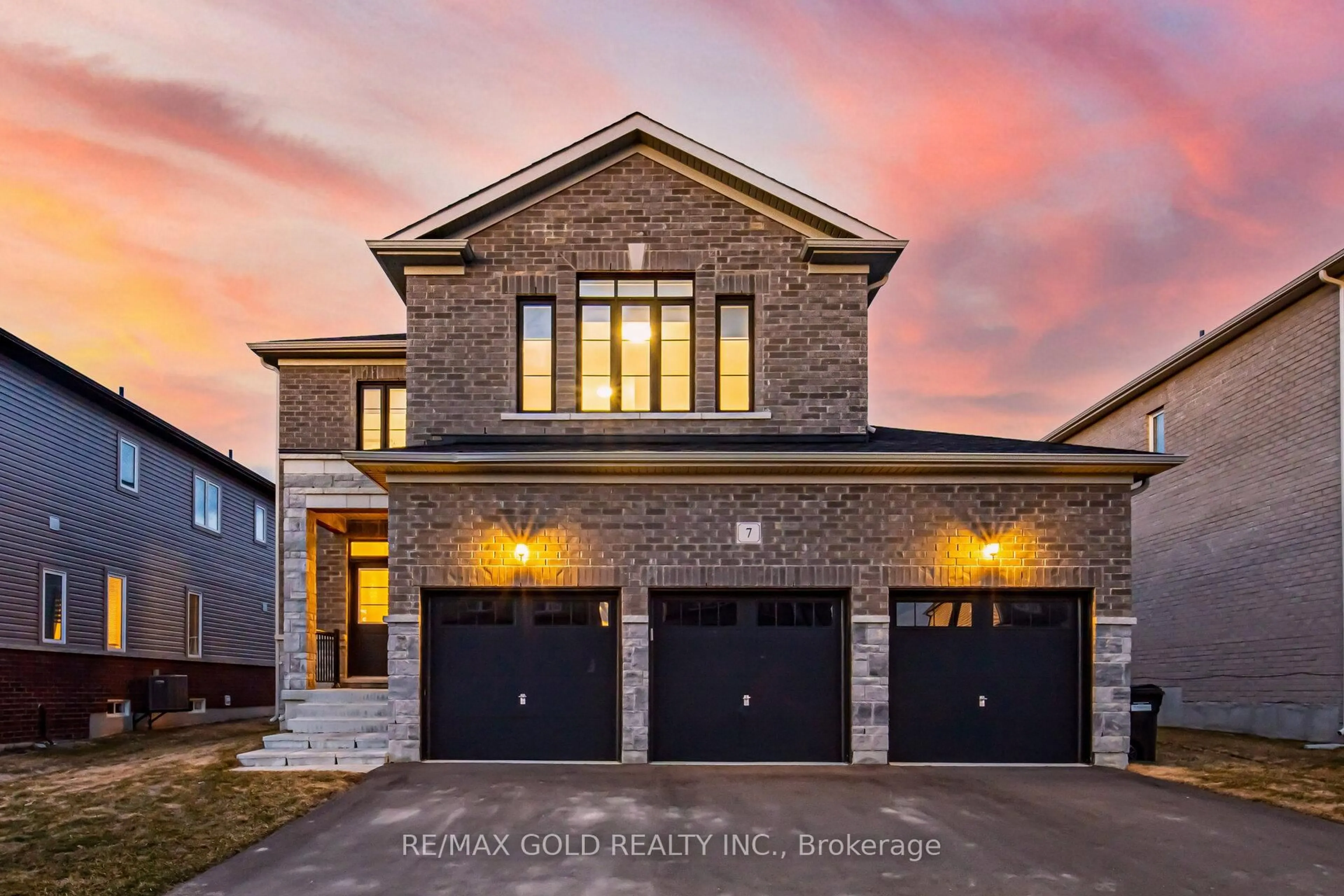 Home with brick exterior material, street for 7 Middleton Dr, Wasaga Beach Ontario L9Z 0L1