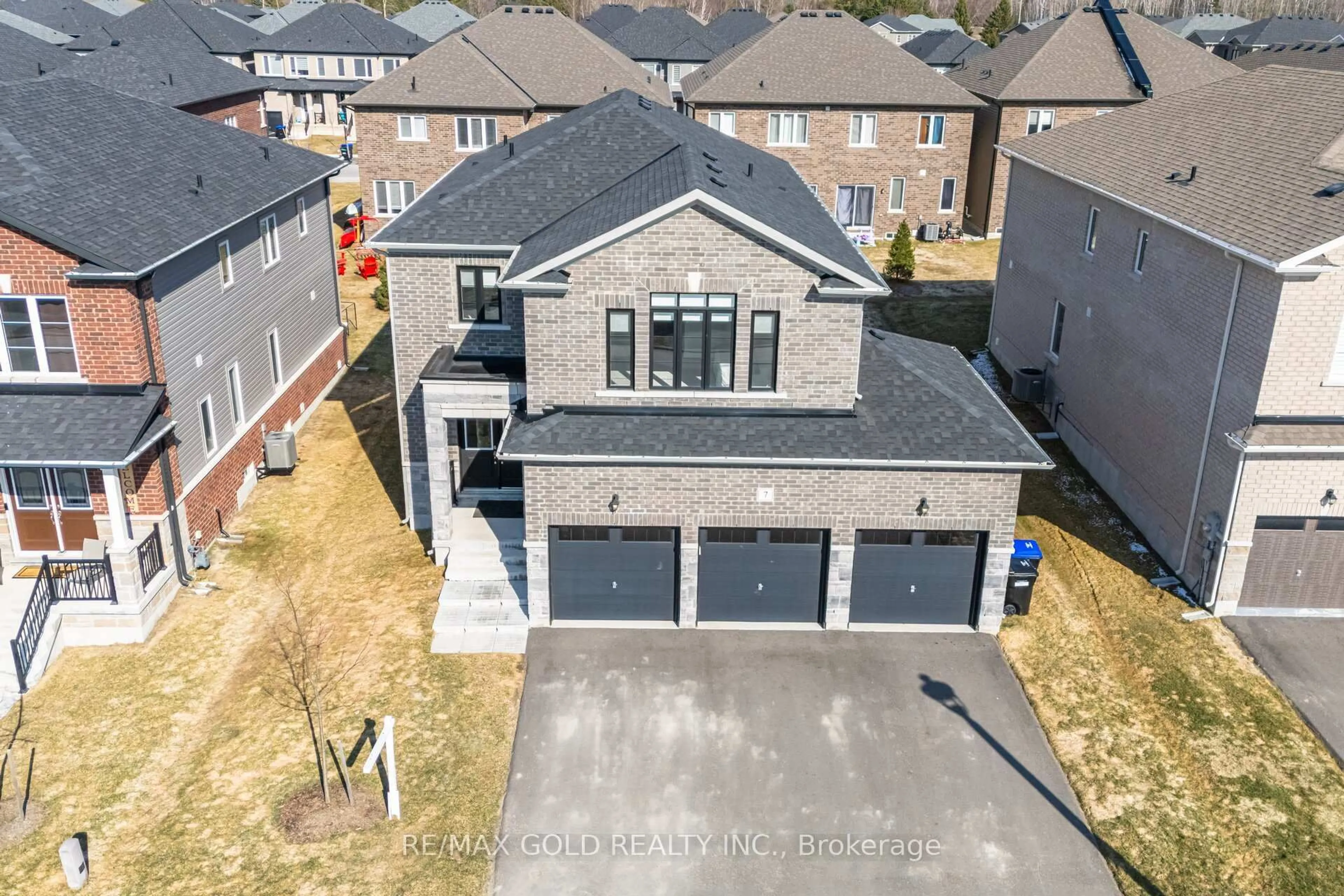 A pic from outside/outdoor area/front of a property/back of a property/a pic from drone, street for 7 Middleton Dr, Wasaga Beach Ontario L9Z 0L1
