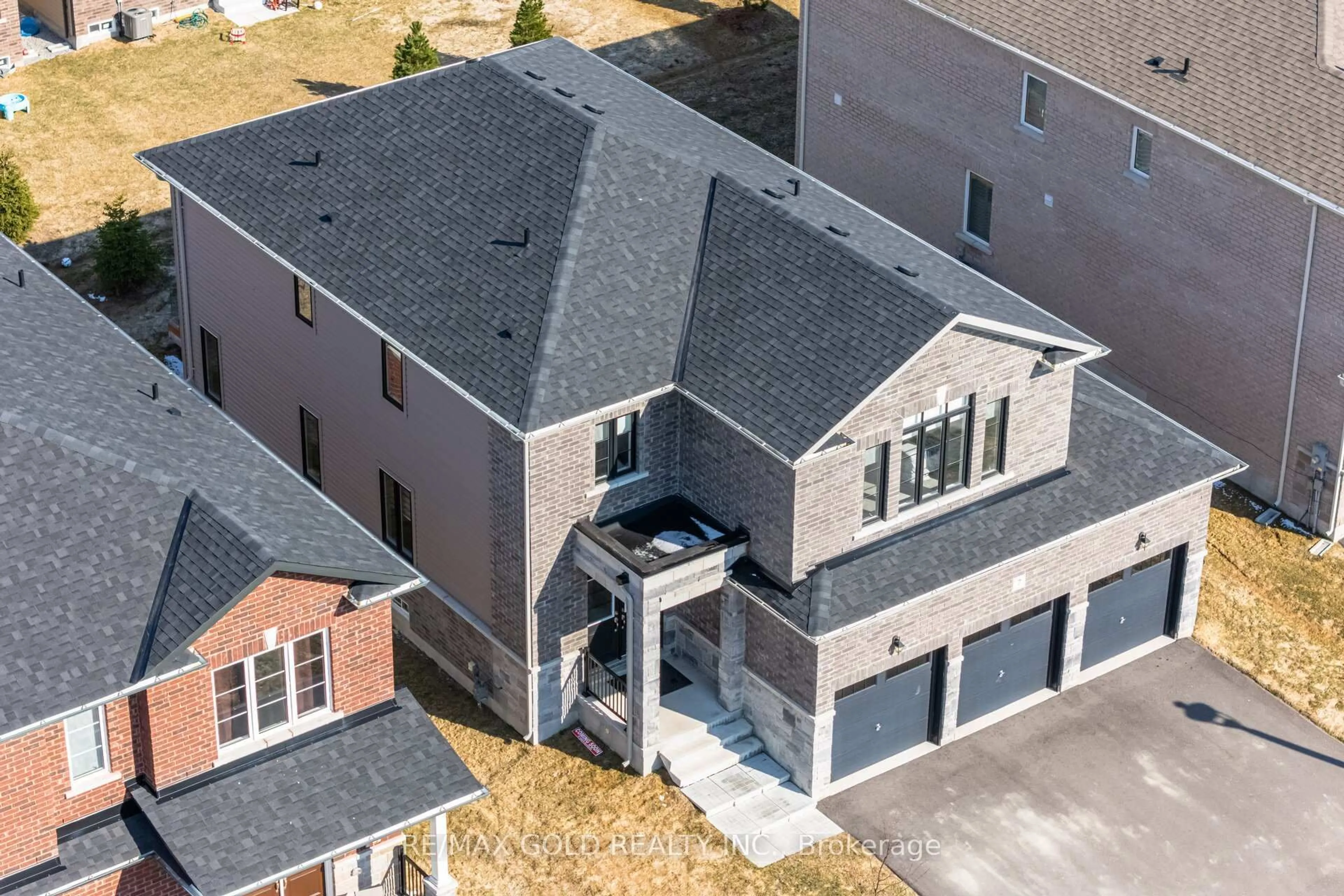 A pic from outside/outdoor area/front of a property/back of a property/a pic from drone, building for 7 Middleton Dr, Wasaga Beach Ontario L9Z 0L1