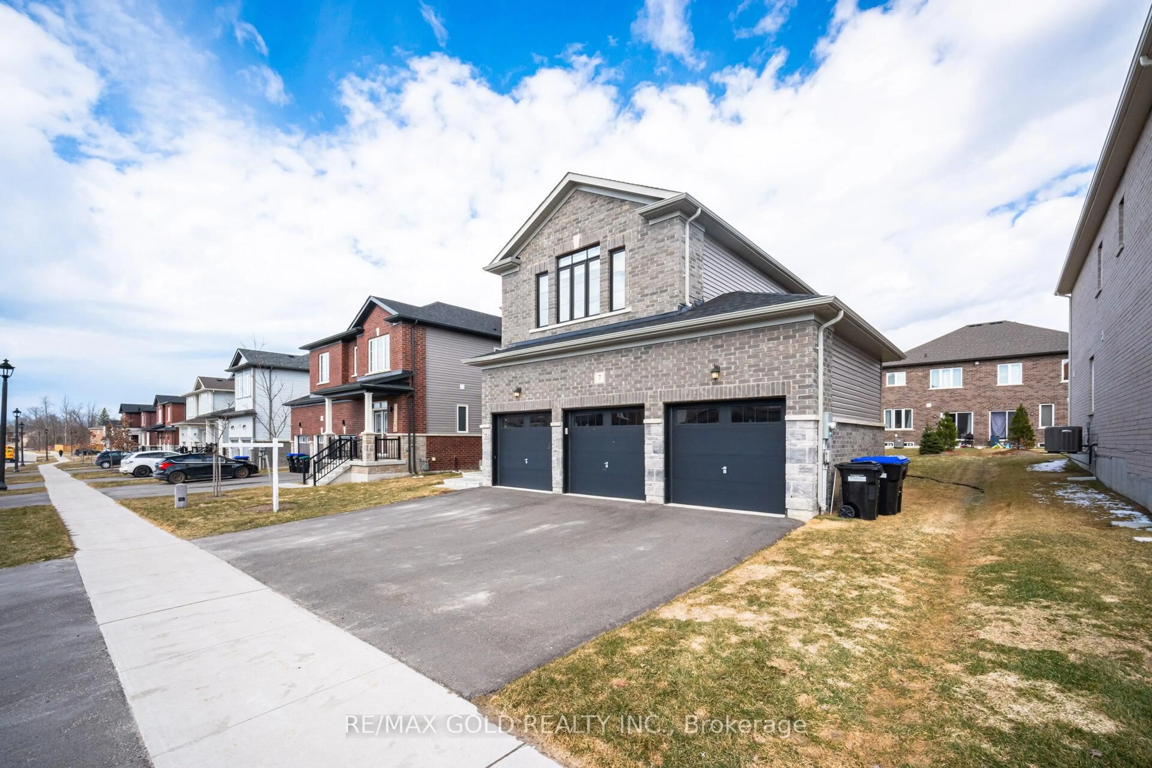 Home with brick exterior material, street for 7 Middleton Dr, Wasaga Beach Ontario L9Z 0L1