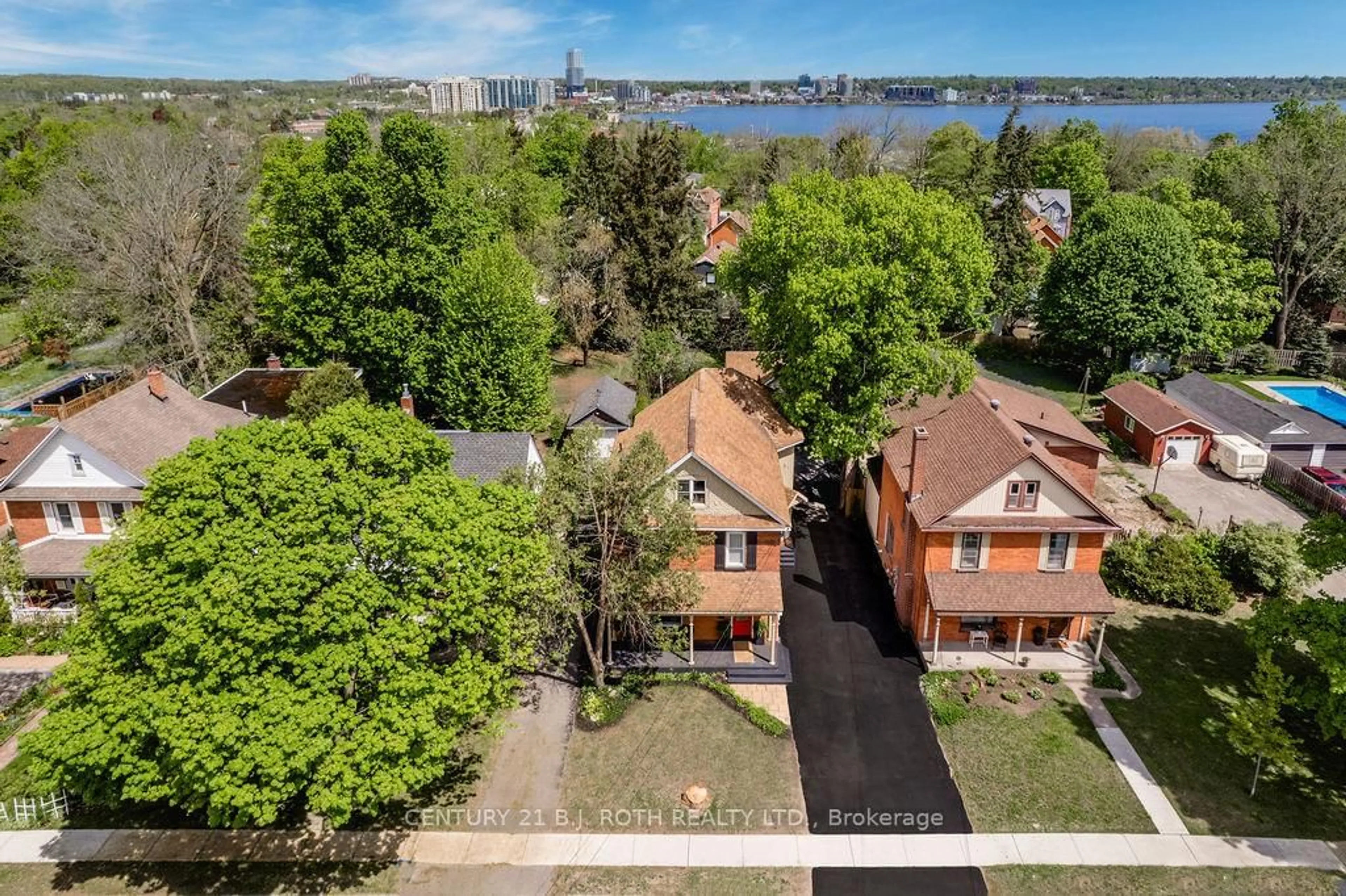 A pic from outside/outdoor area/front of a property/back of a property/a pic from drone, unknown for 56 Holgate St, Barrie Ontario L4N 2T7