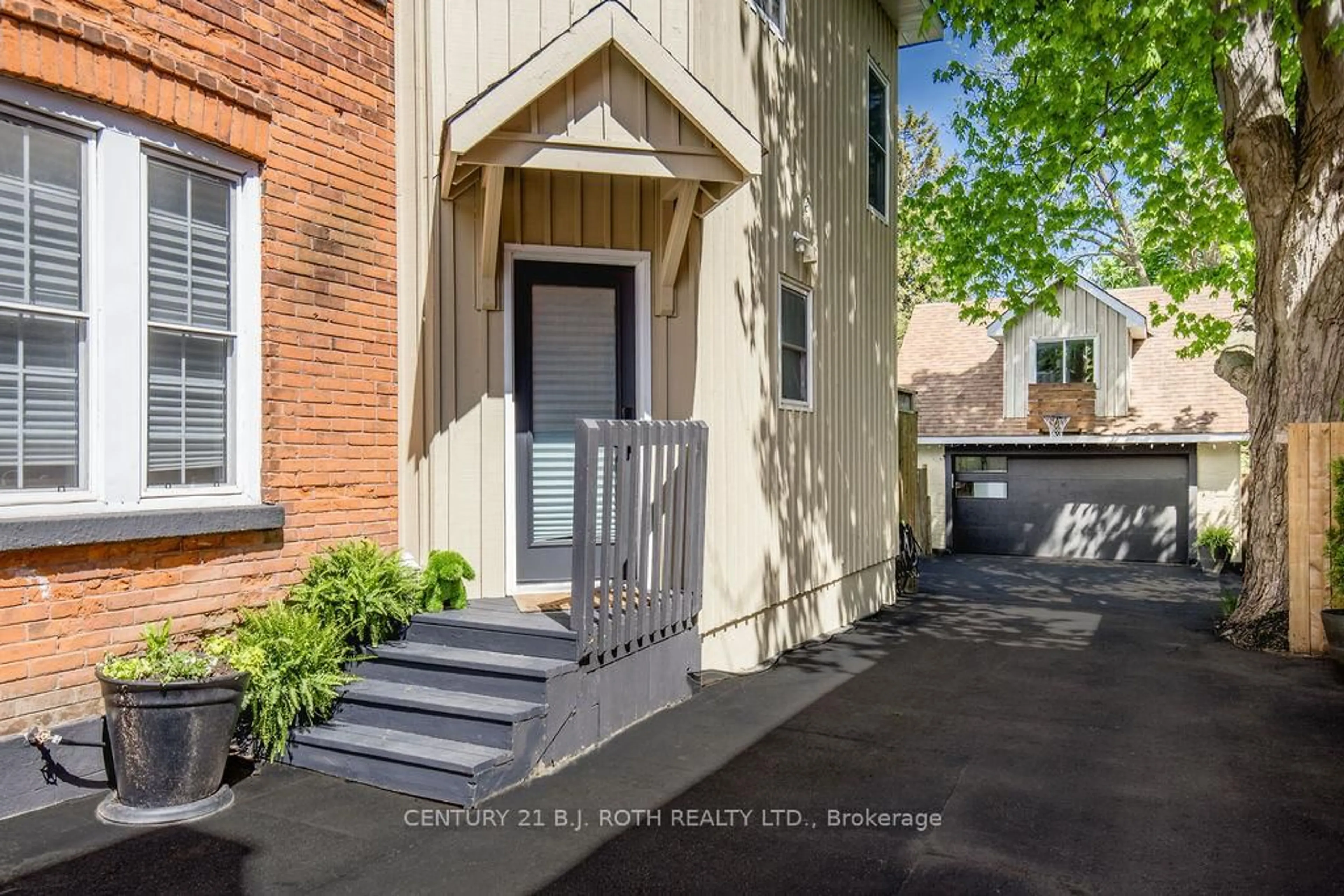 Indoor entryway for 56 Holgate St, Barrie Ontario L4N 2T7