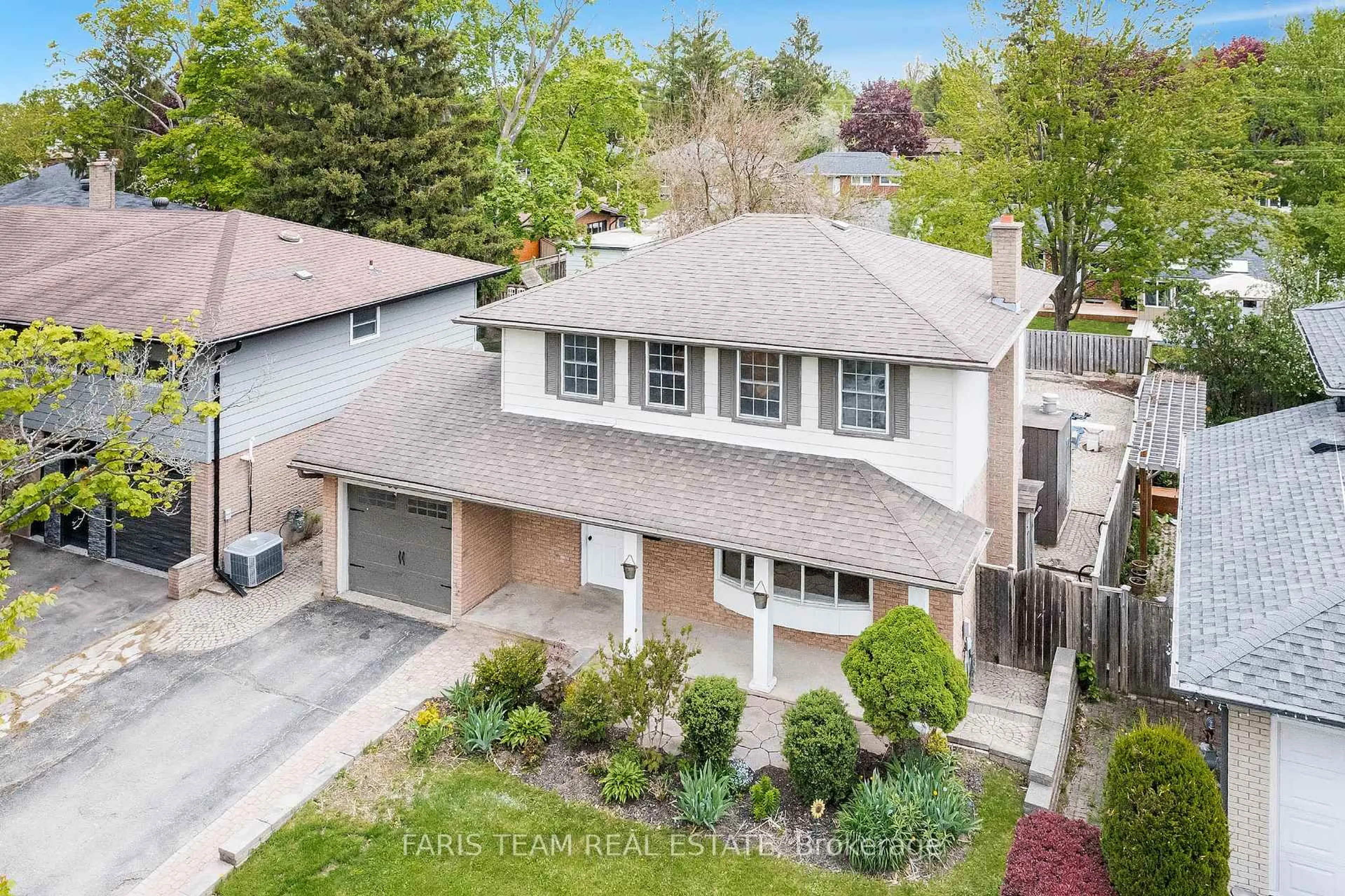A pic from outside/outdoor area/front of a property/back of a property/a pic from drone, street for 53 Varden Ave, Barrie Ontario L4M 4P4