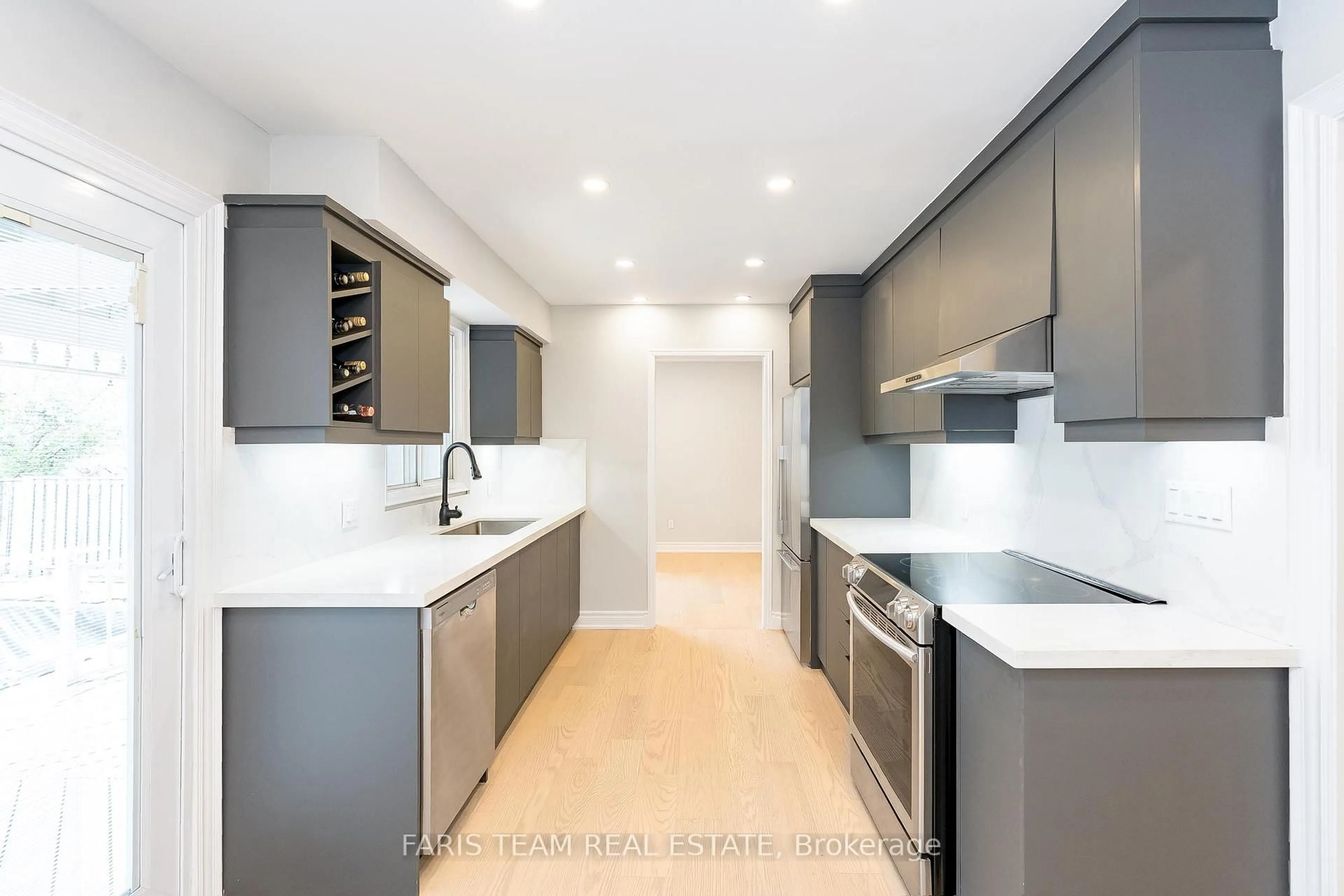 Contemporary kitchen, unknown for 53 Varden Ave, Barrie Ontario L4M 4P4